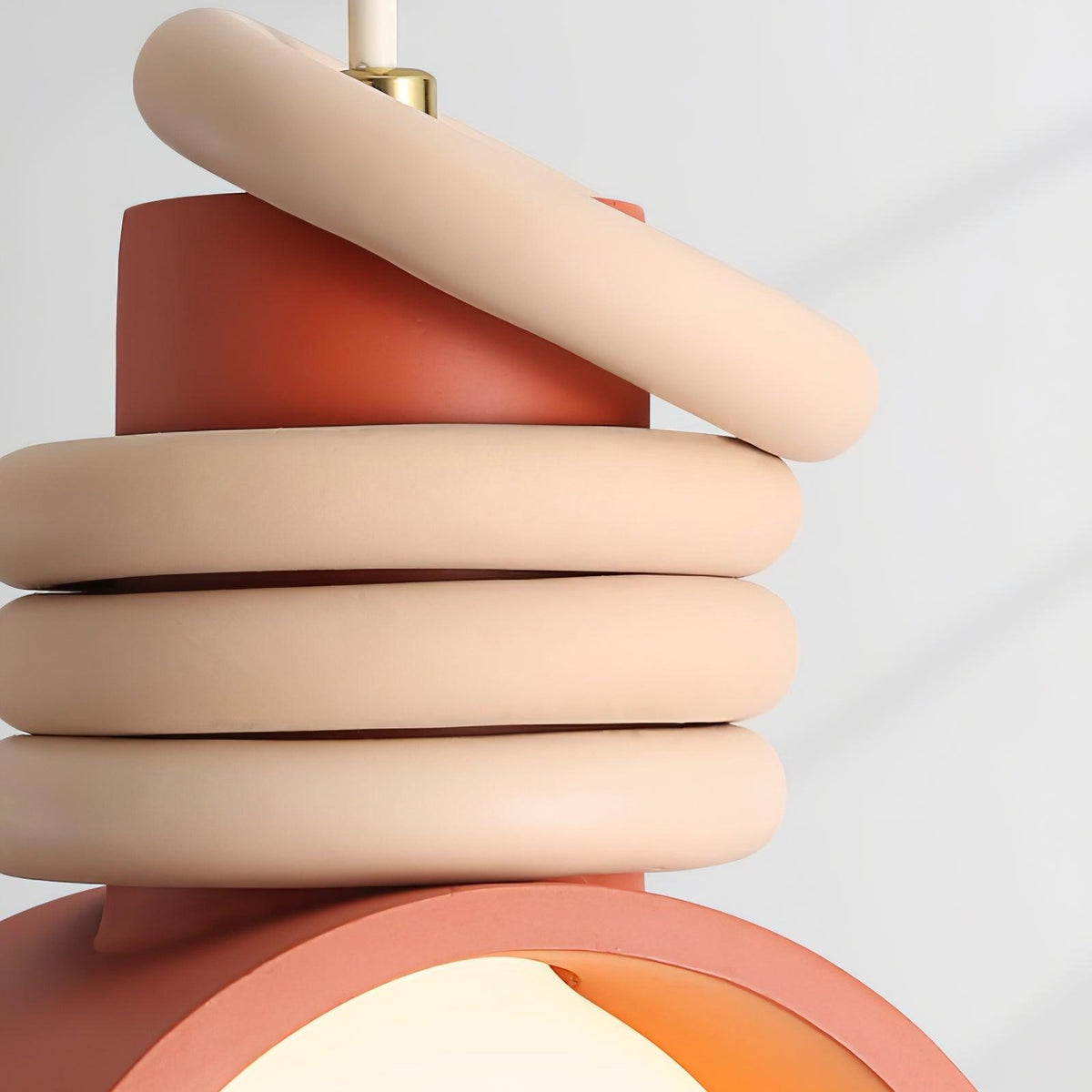 Hanglamp met glazen bol voor een artistieke sfeer in de eetkamer