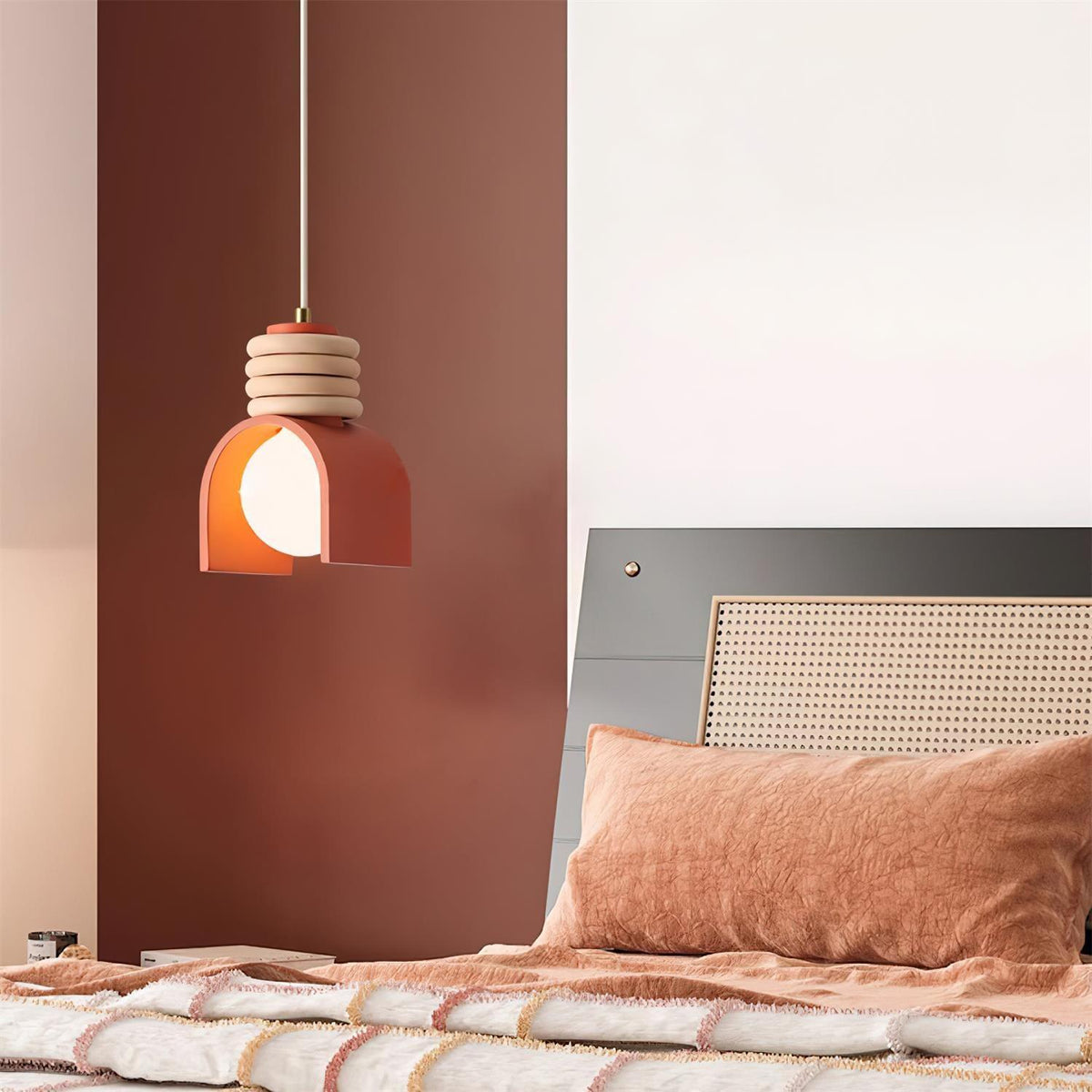 Hanglamp met glazen bol voor een artistieke sfeer in de eetkamer