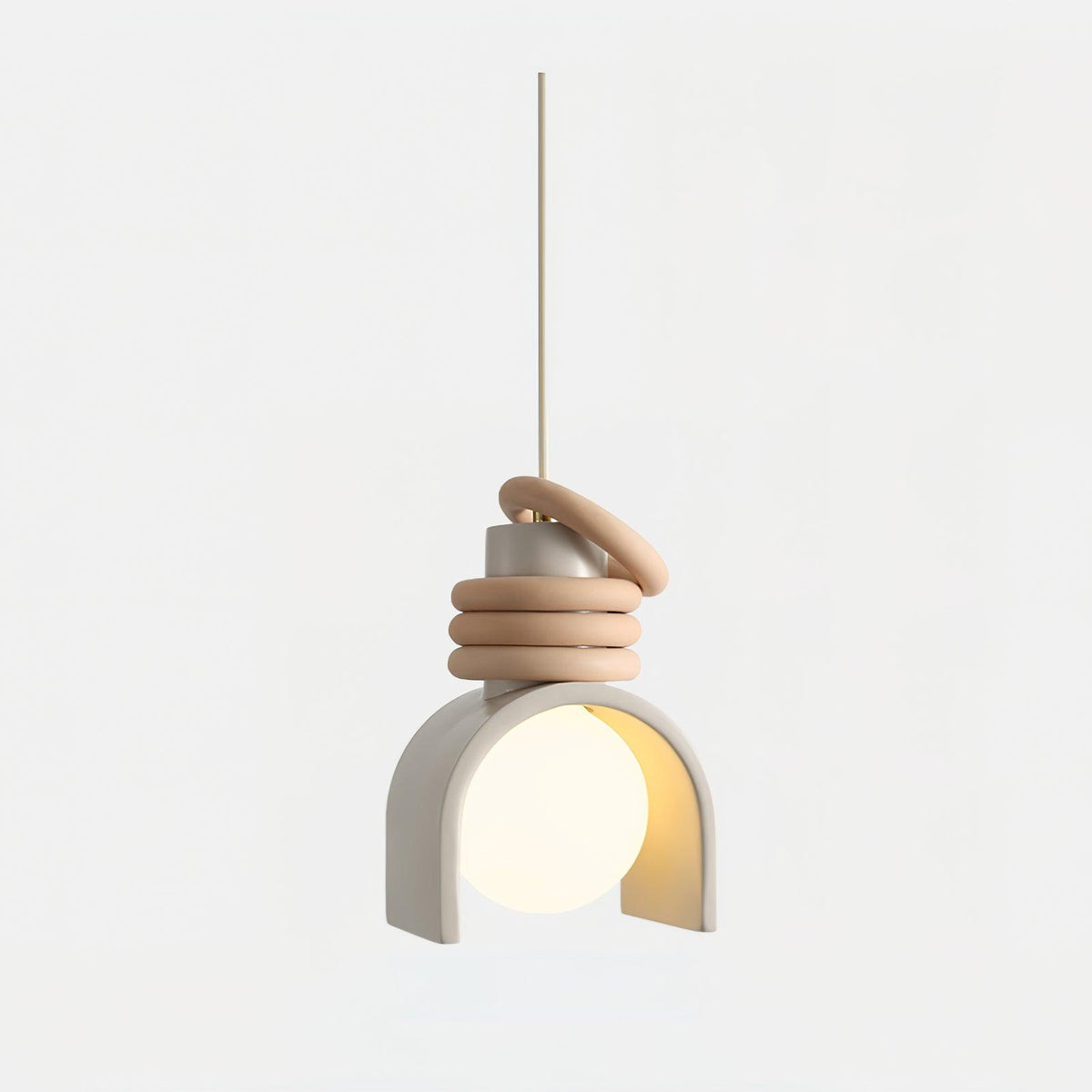 Hanglamp met glazen bol voor een artistieke sfeer in de eetkamer