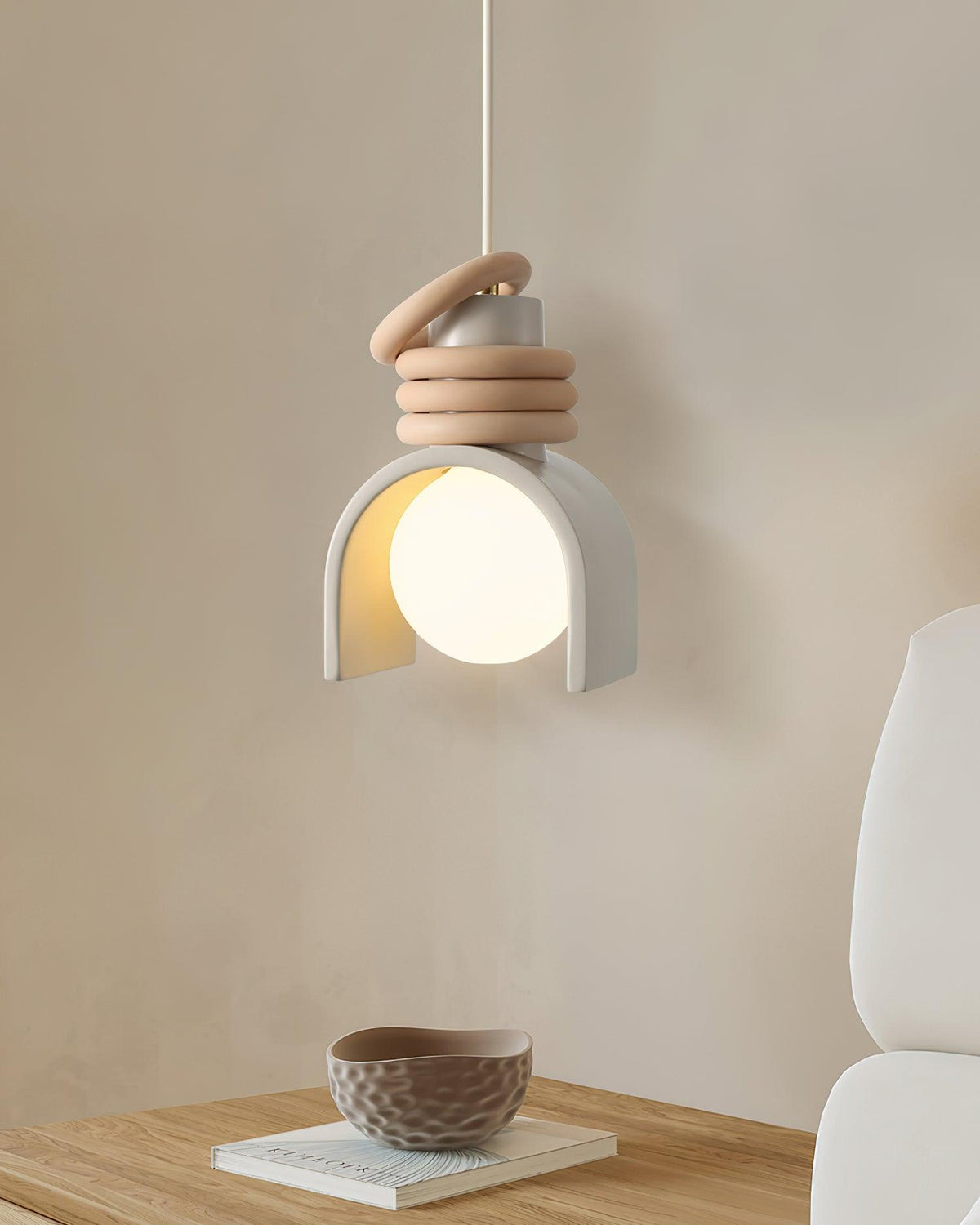 Hanglamp met glazen bol voor een artistieke sfeer in de eetkamer