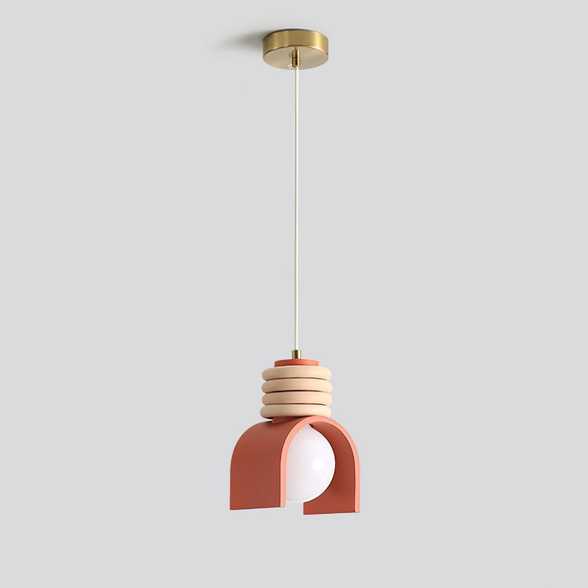 Hanglamp met glazen bol voor een artistieke sfeer in de eetkamer
