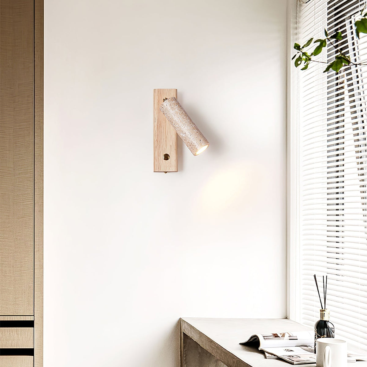 Valeaya cilindrische wandlamp van geel travertin