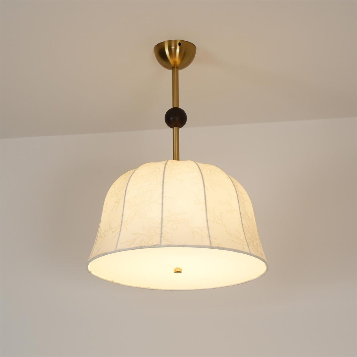 Plafondlamp in stof, metaal en hout voor elegante warme interieurs