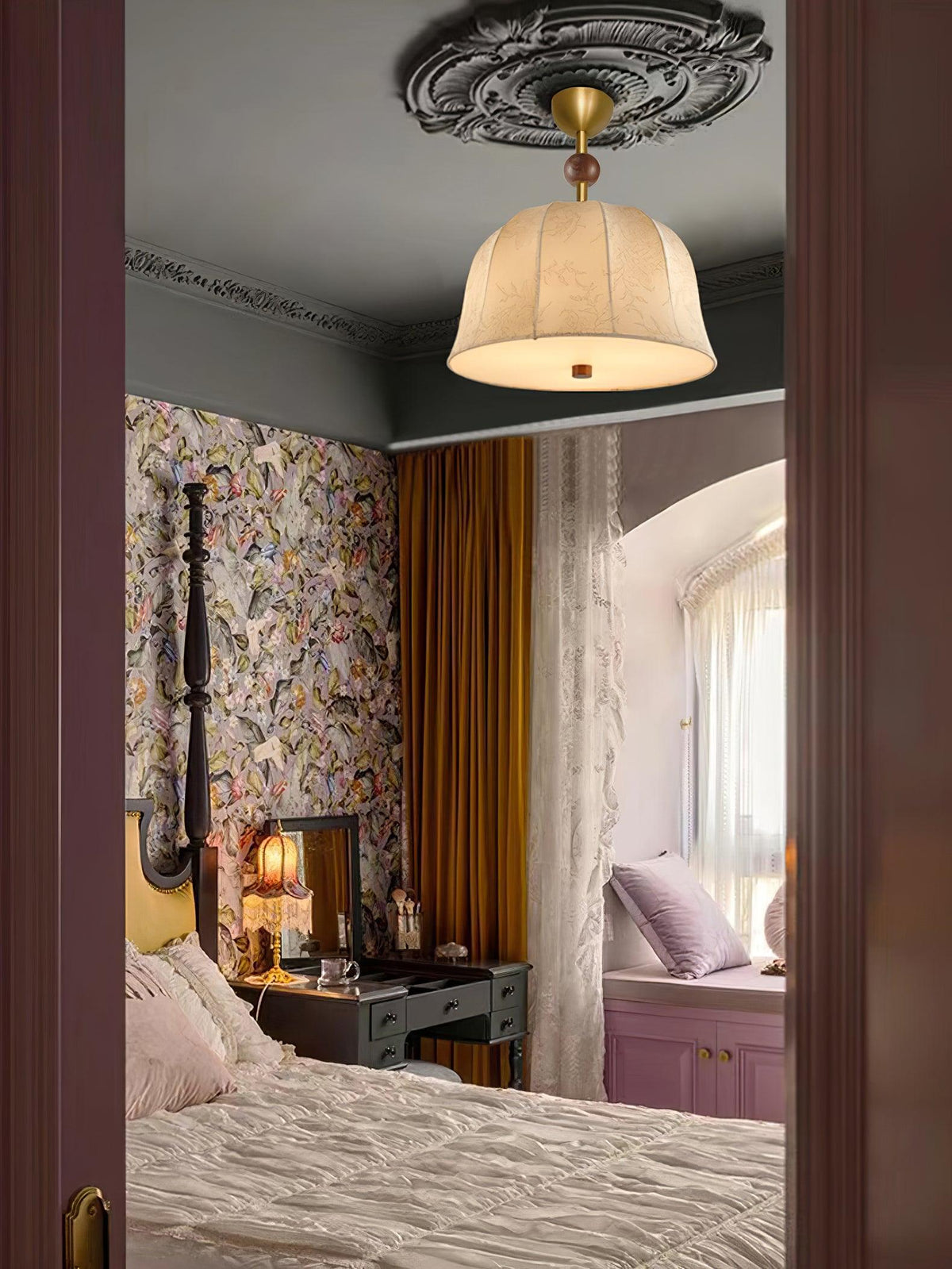 Plafondlamp in stof, metaal en hout voor elegante warme interieurs