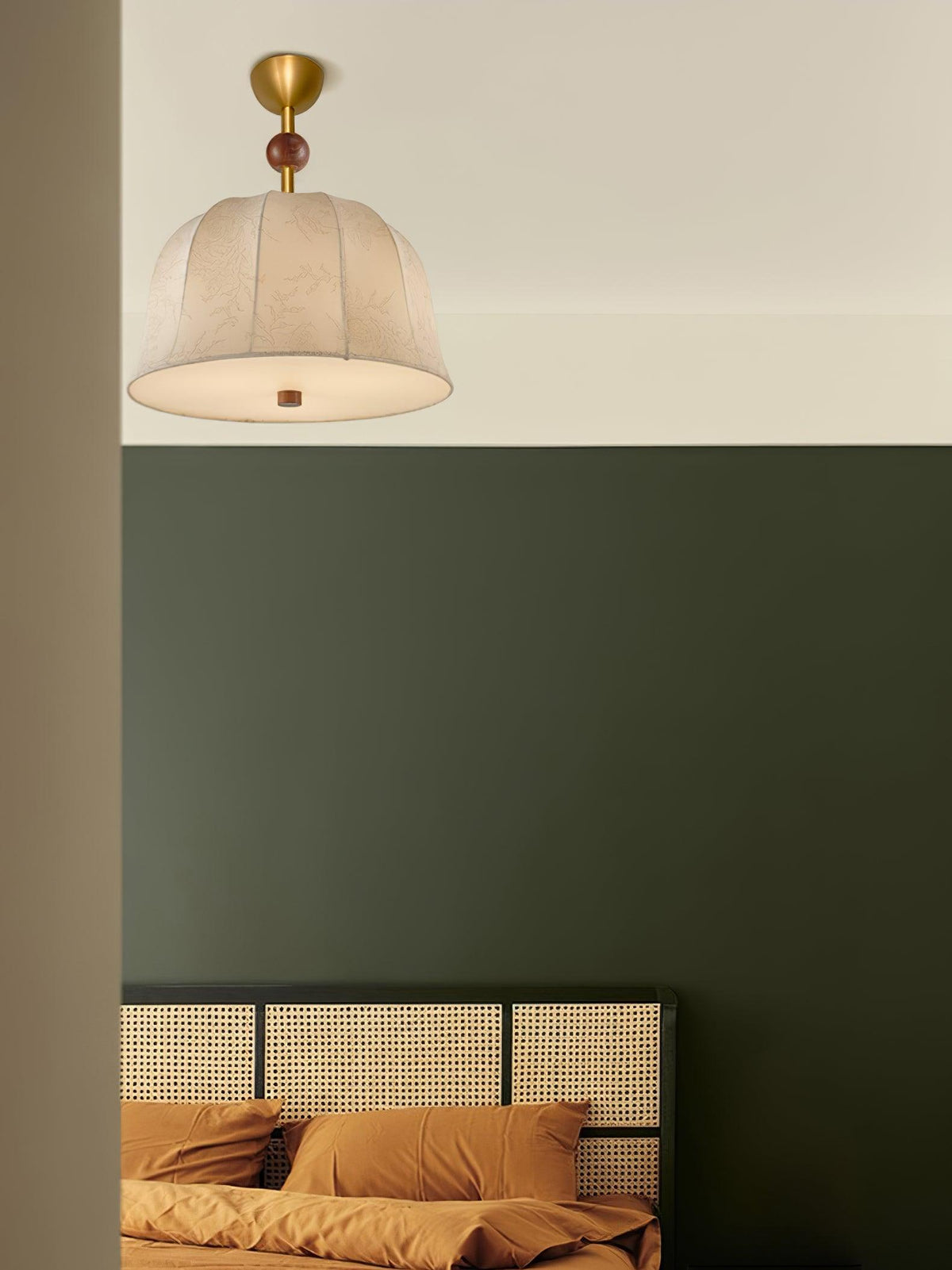 Plafondlamp in stof, metaal en hout voor elegante warme interieurs