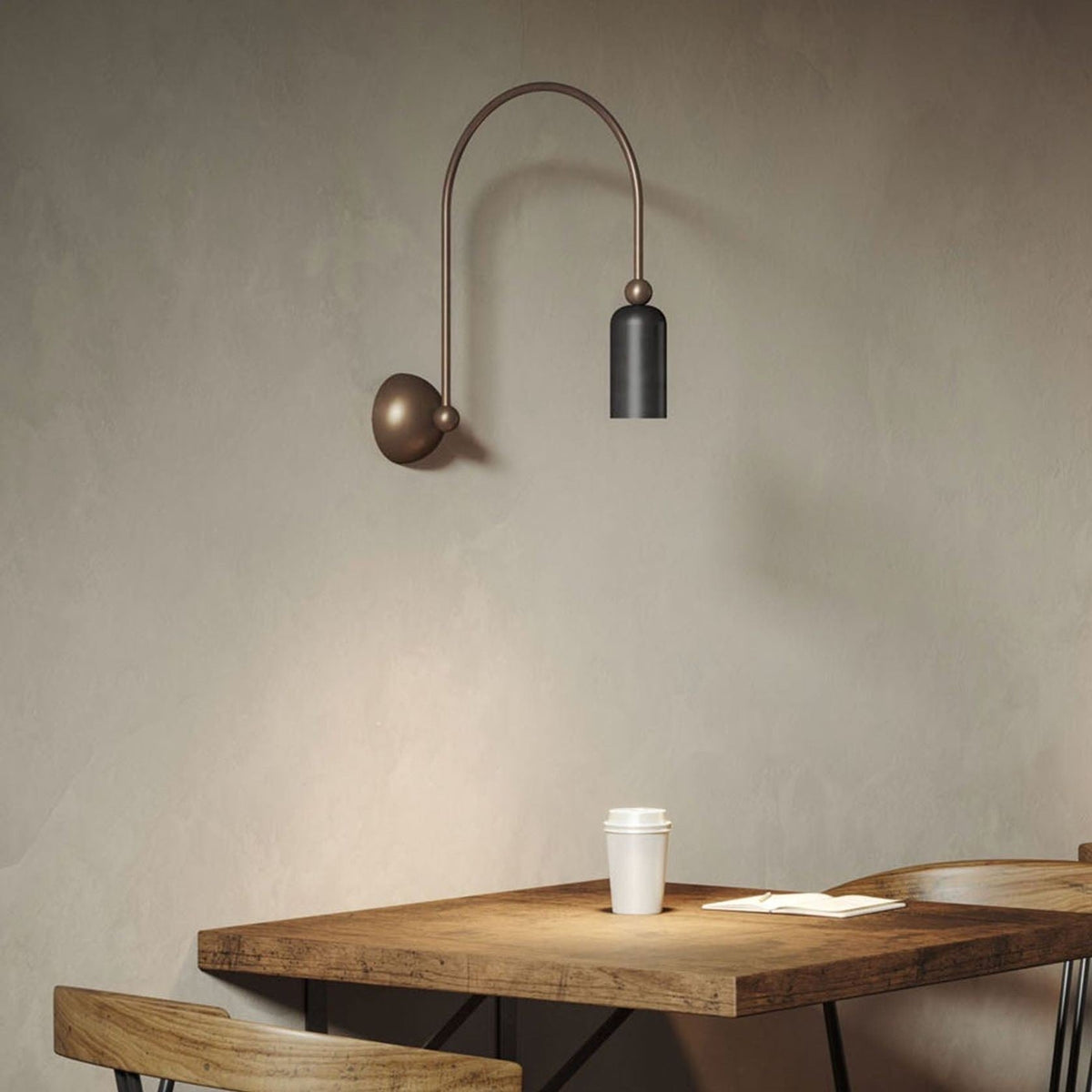 Vortigaud gebogen brons zwart wandlamp