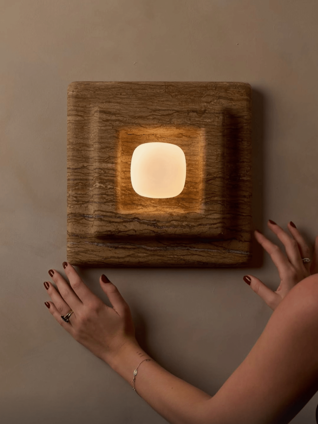 Ziv wandlamp met vierkante lagen van heatherhout en marmer