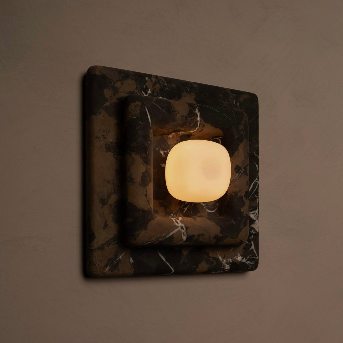 Ziv wandlamp met vierkante lagen van heatherhout en marmer