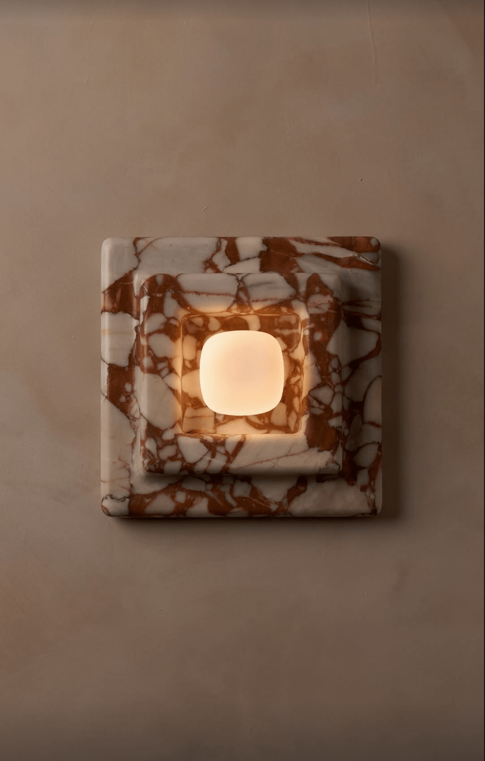 Ziv wandlamp met vierkante lagen van heatherhout en marmer