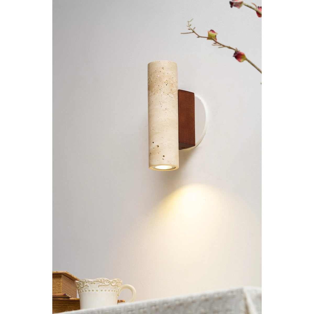 Nula cilindervormige wandlamp van travertin en walnoot