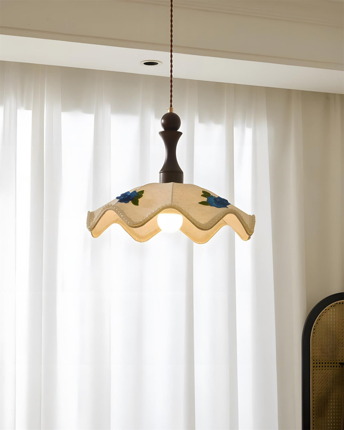 Seleaine hanglamp van walnoot met beige golfvormige stoffen kap en blauwe bloemmotieven