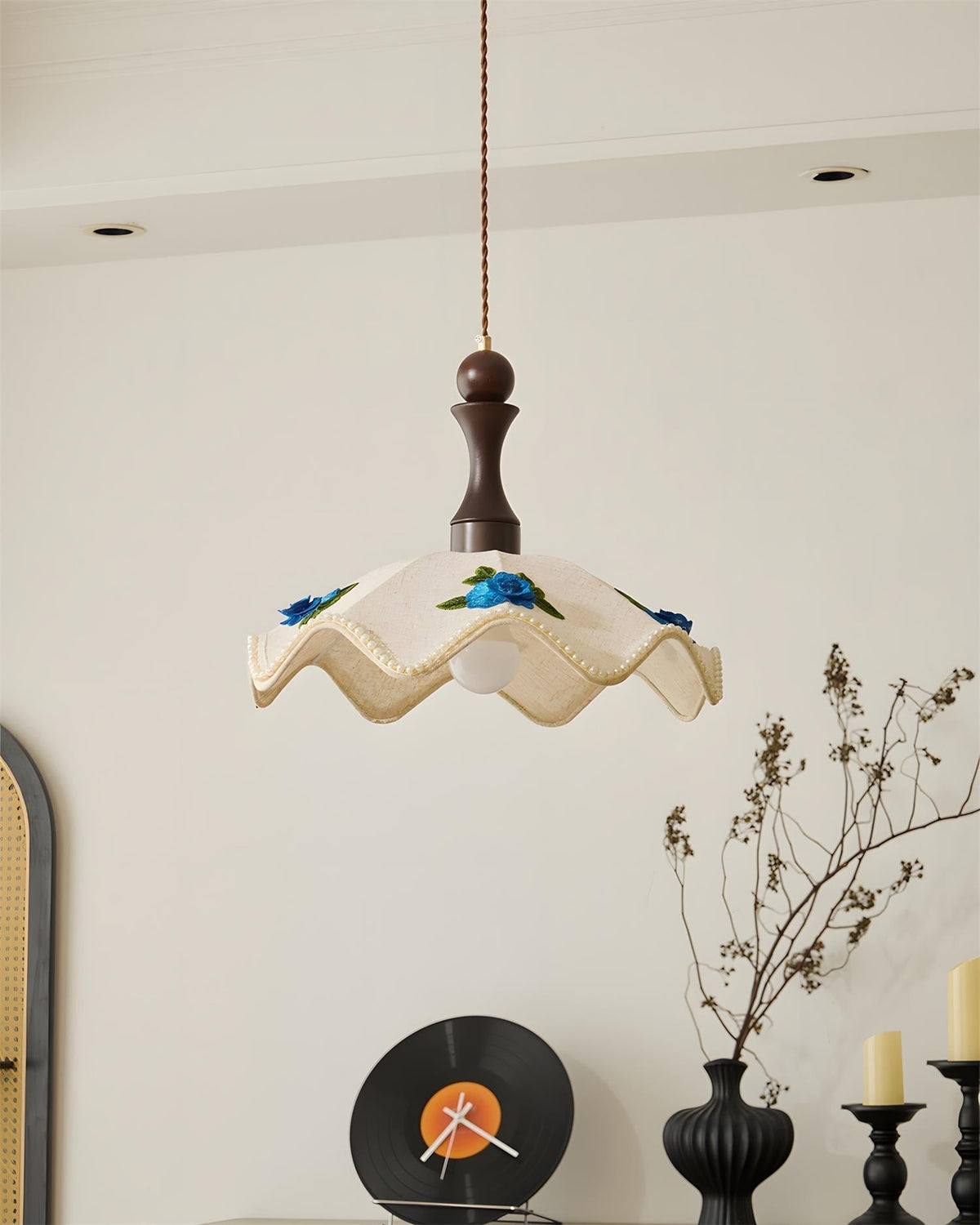 Seleaine hanglamp van walnoot met beige golfvormige stoffen kap en blauwe bloemmotieven