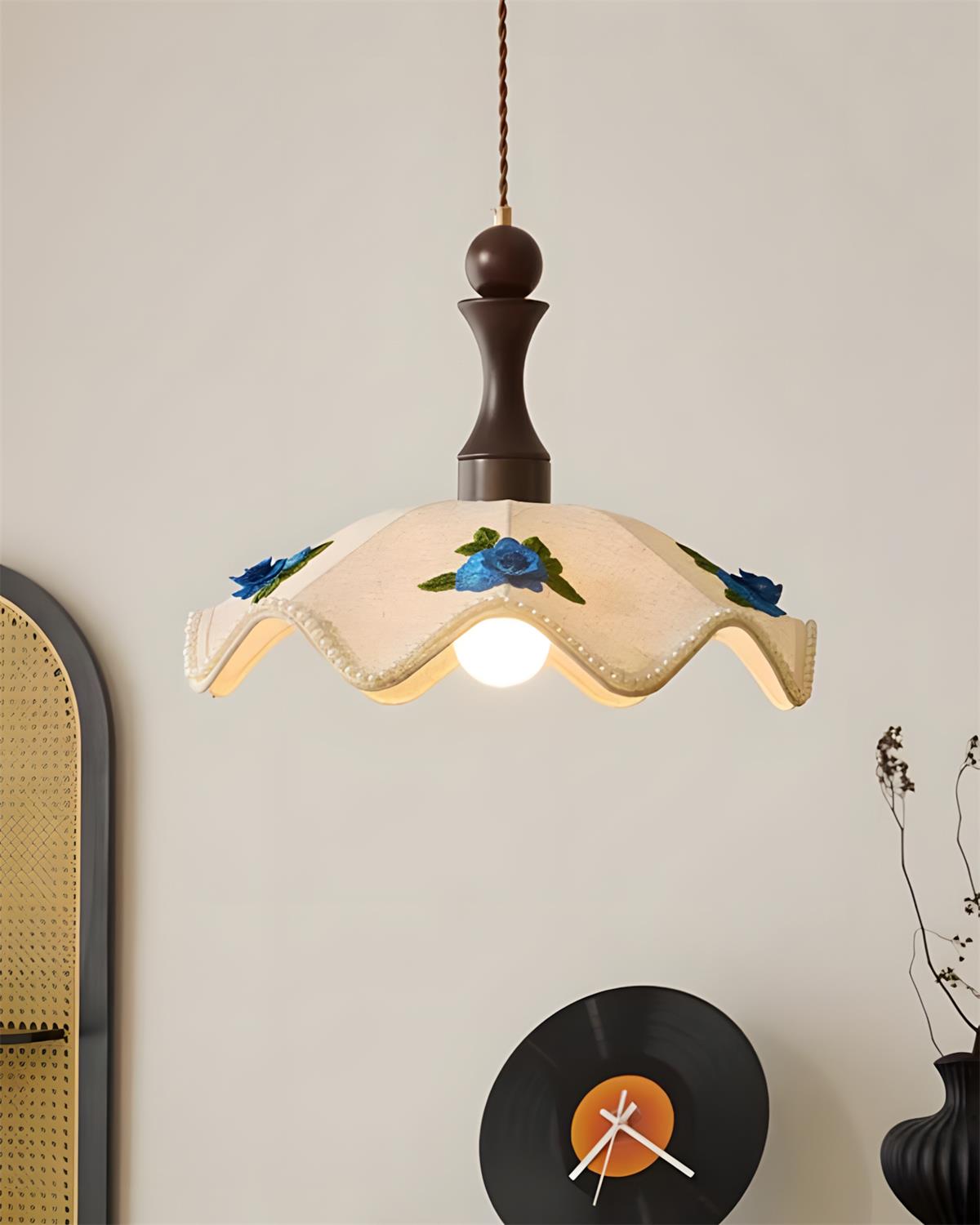 Seleaine hanglamp van walnoot met beige golfvormige stoffen kap en blauwe bloemmotieven