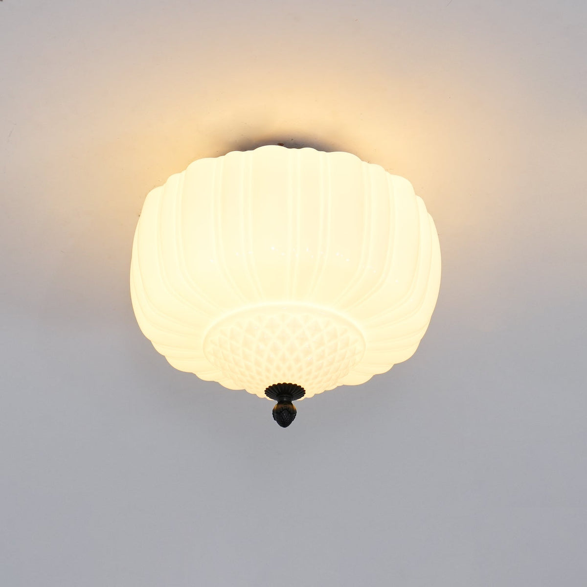 Aveny plafondlamp van glas opalglas gevlinderd koepelvorm vintage