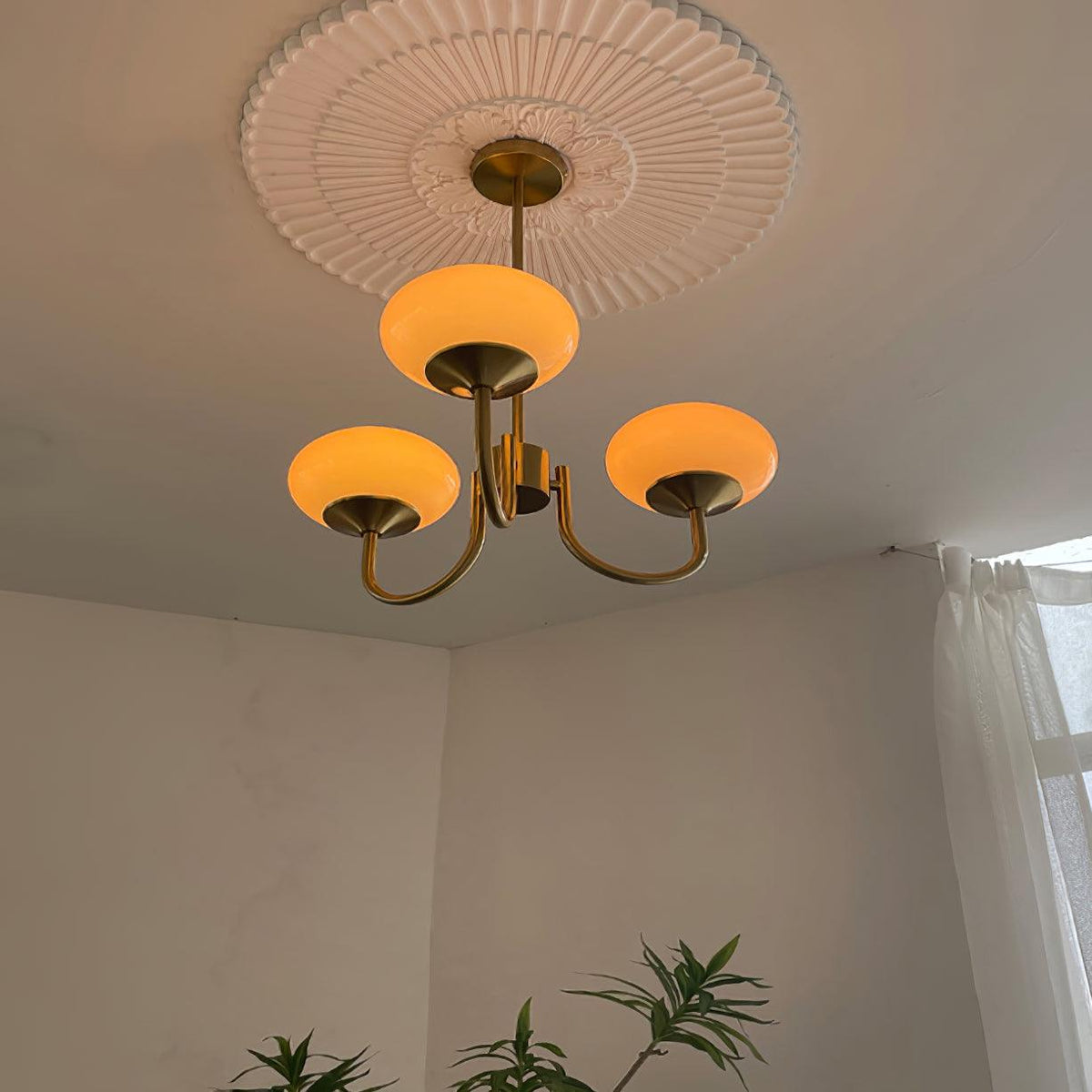 Velenian Kroonluchter met Roze Glazen Bolletjes Goud