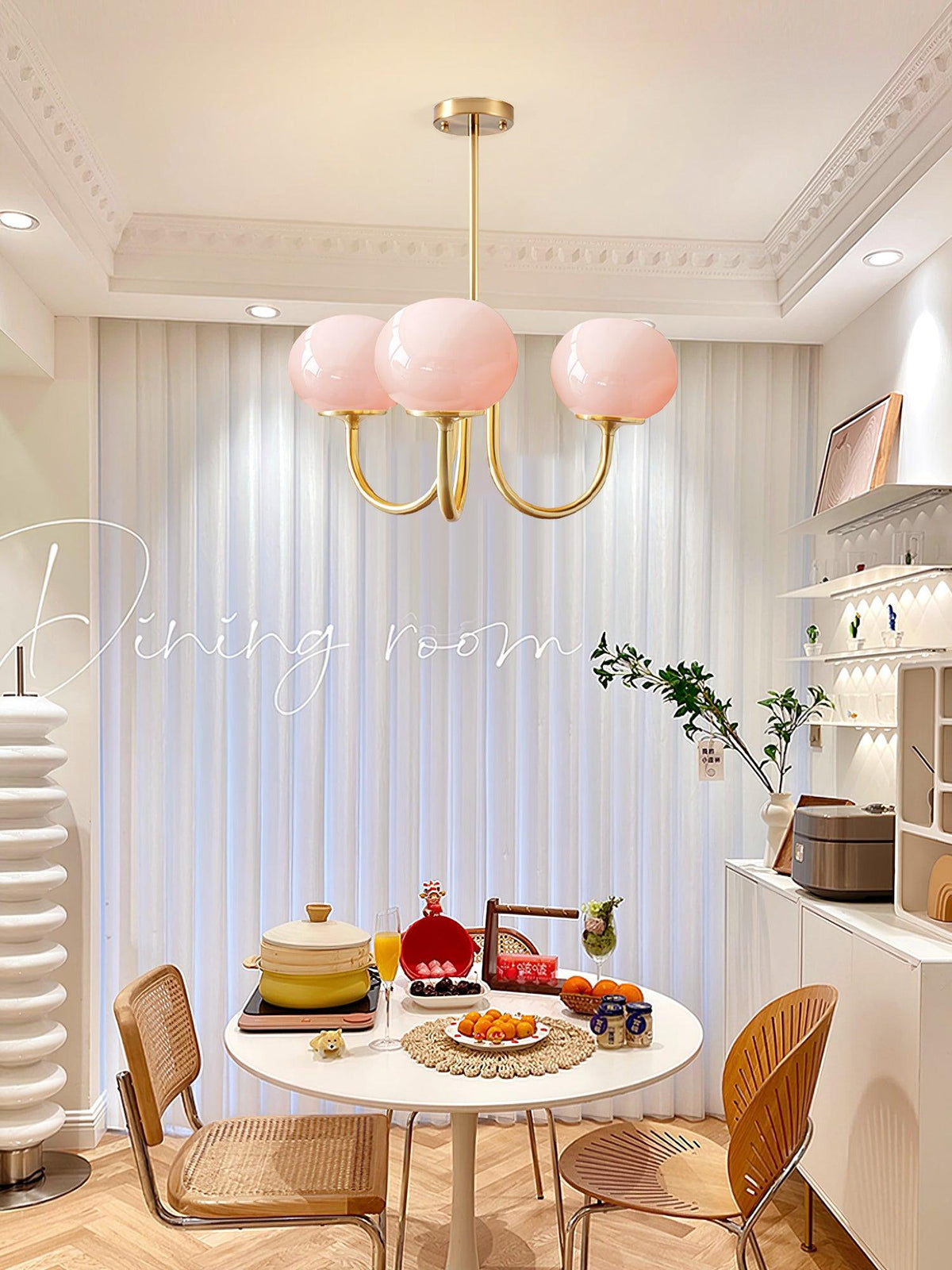 Velenian Kroonluchter met Roze Glazen Bolletjes Goud