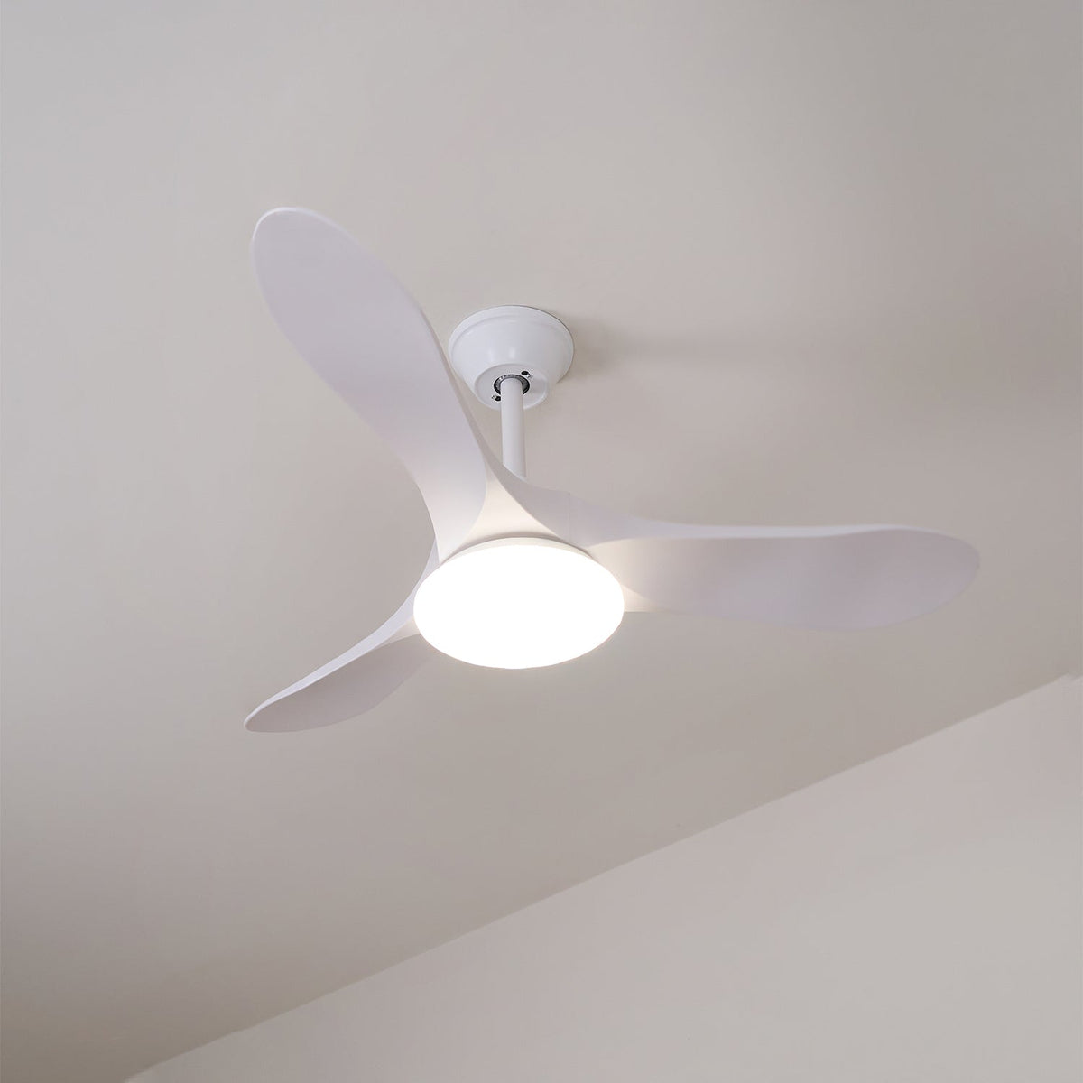 Velix Moderne plafondventilator met verlichting van walnoothout
