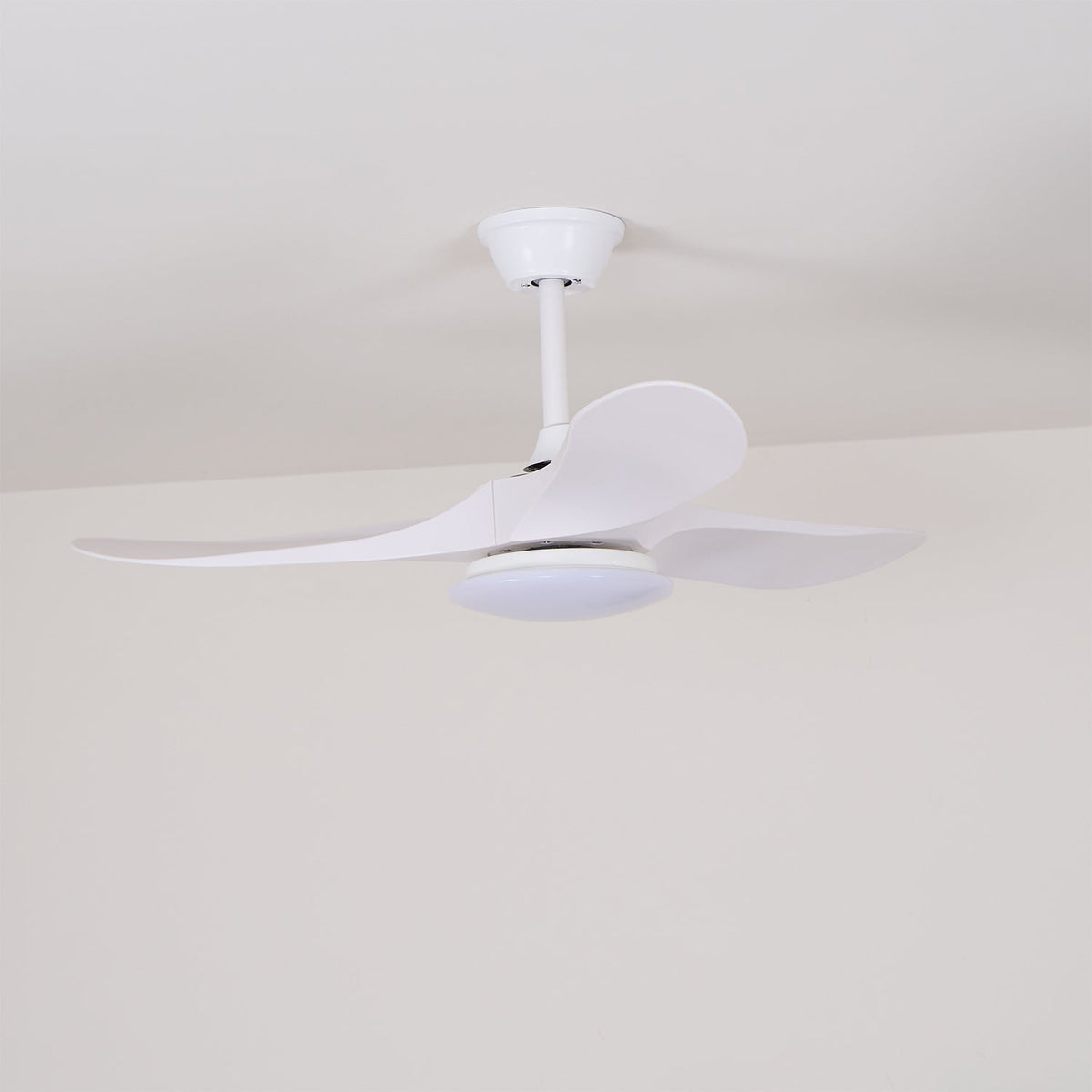 Velix Moderne plafondventilator met verlichting van walnoothout