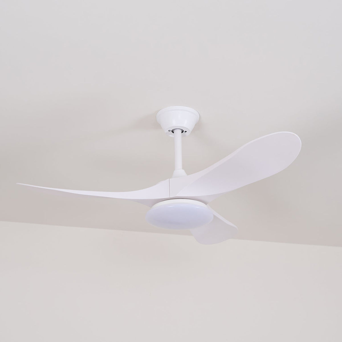 Velix Moderne plafondventilator met verlichting van walnoothout