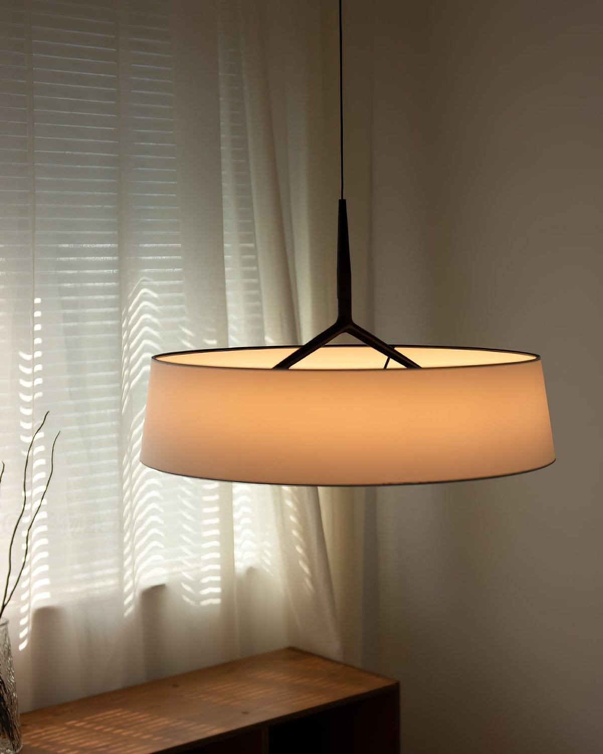 Liora hanglamp witte stof trommel zwart minimalistisch