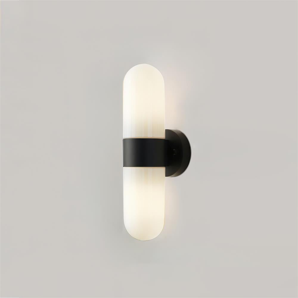 Moderne wandlamp van metaal en glas met minimalistisch ontwerp voor de slaapkamer