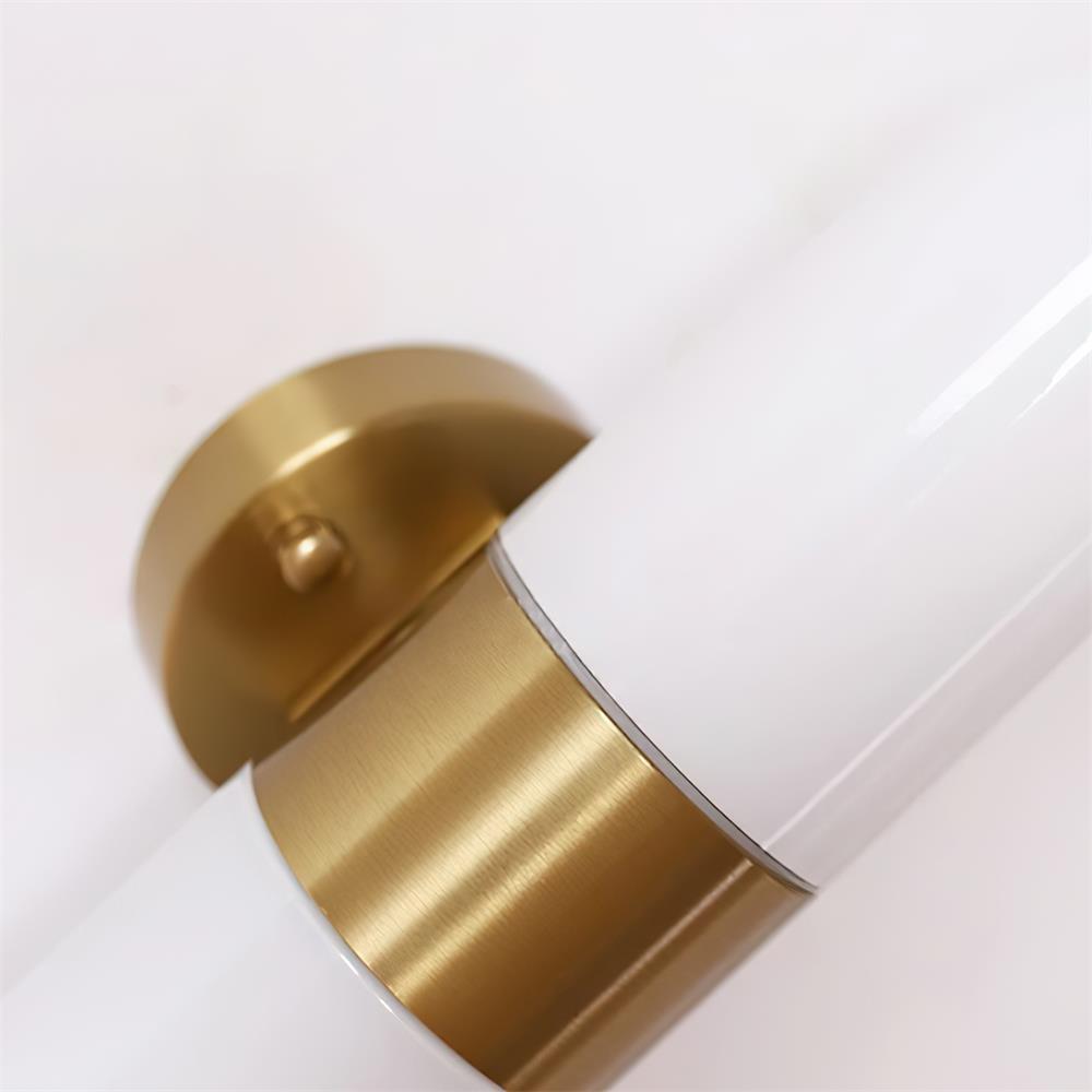 Moderne wandlamp van metaal en glas met minimalistisch ontwerp voor de slaapkamer