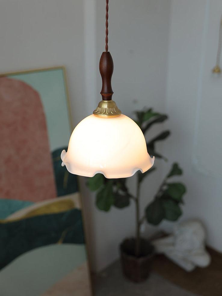 Floria hanglamp met melkachtige bloemmotief