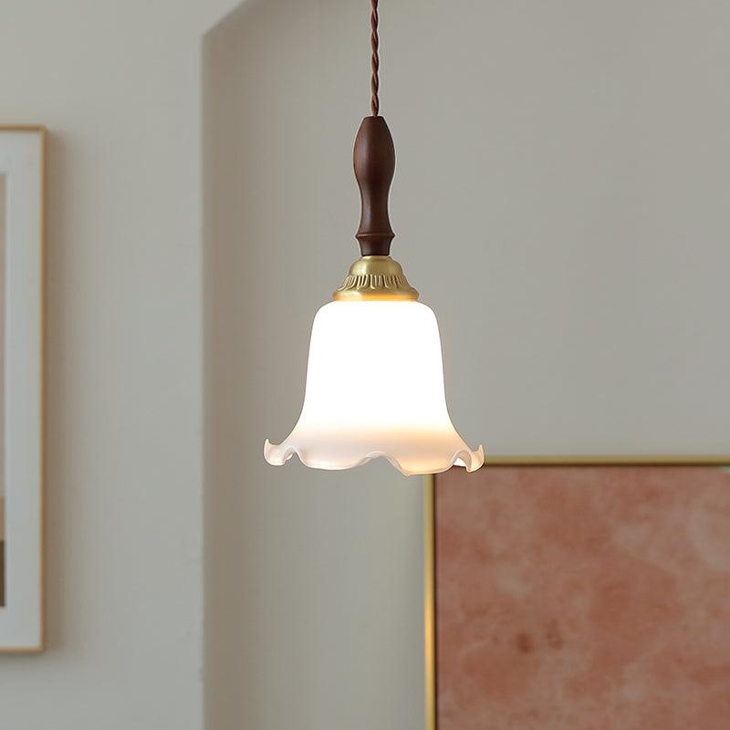 Floria hanglamp met melkachtige bloemmotief