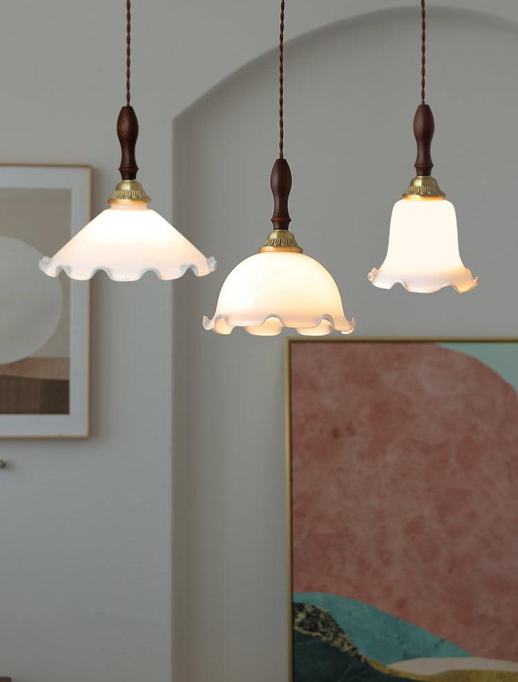 Floria hanglamp met melkachtige bloemmotief