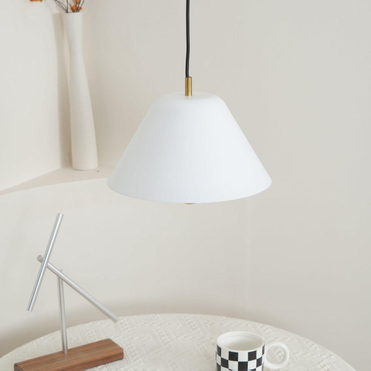 Evir hanglamp met glazen kap, messing afwerking, minimalistisch