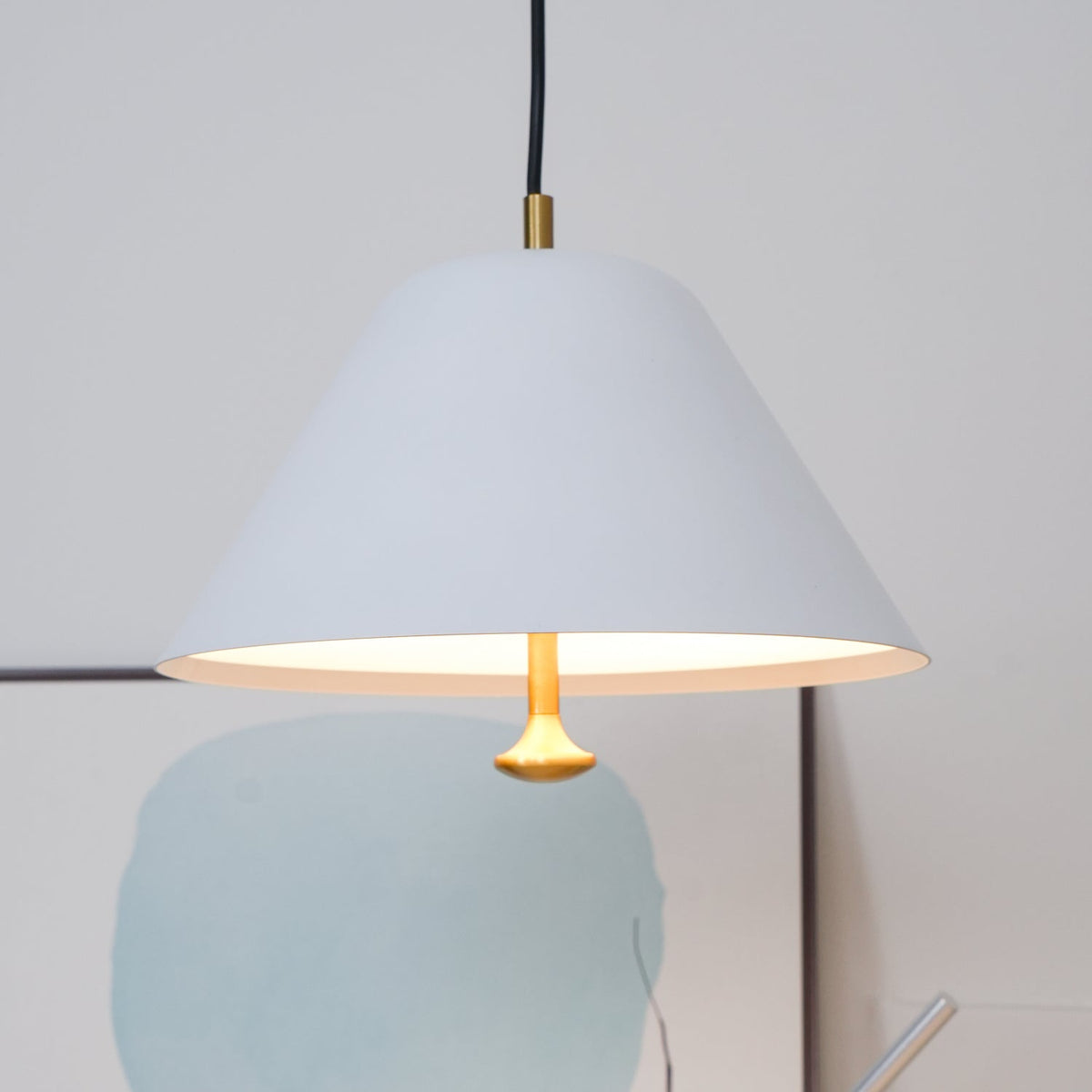 Evir hanglamp met glazen kap, messing afwerking, minimalistisch