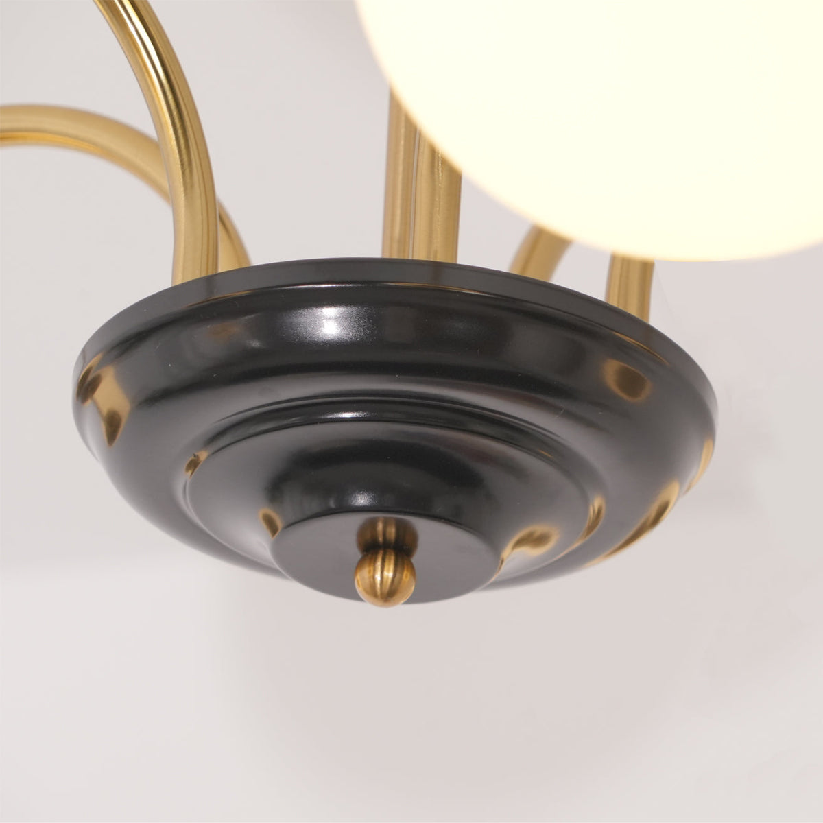Moderne kroonluchter met gebogen armen en bolvormige kapjes, retro stijl voor eetkamer