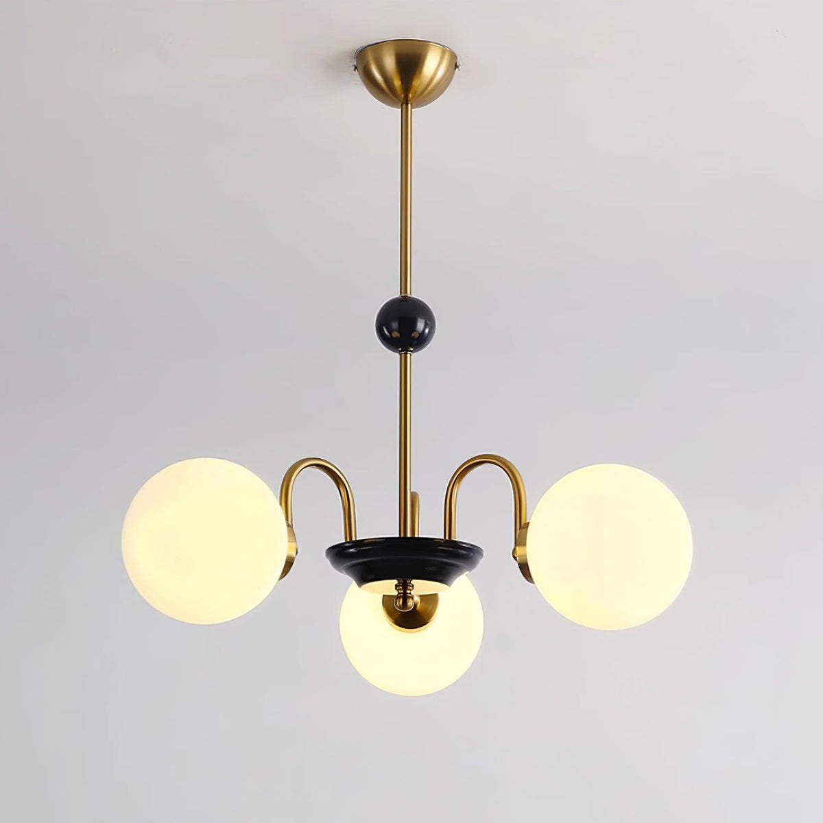 Moderne kroonluchter met gebogen armen en bolvormige kapjes, retro stijl voor eetkamer