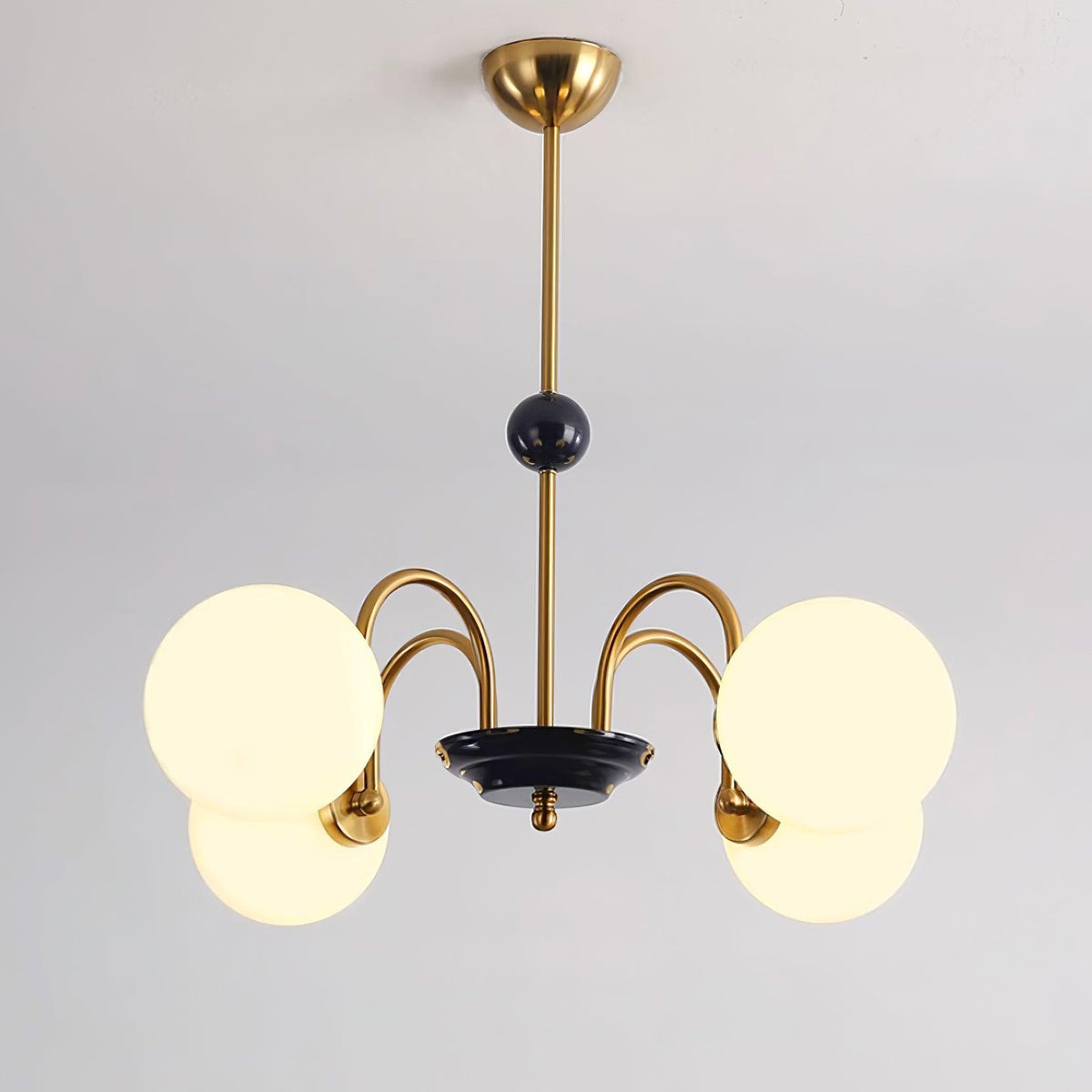 Moderne kroonluchter met gebogen armen en bolvormige kapjes, retro stijl voor eetkamer