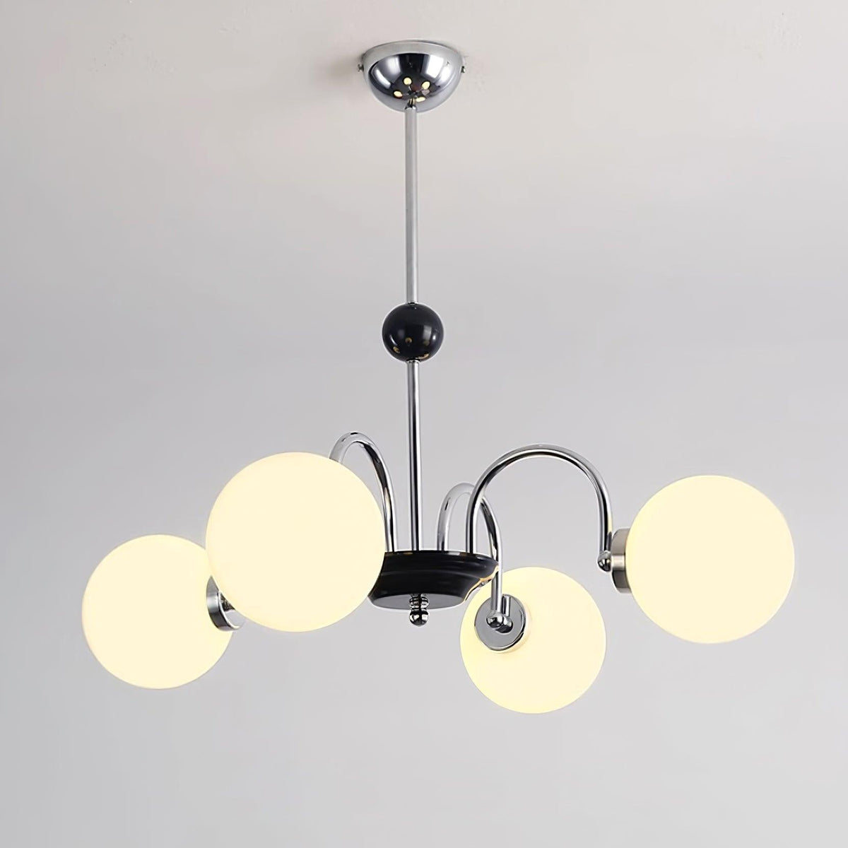 Moderne kroonluchter met gebogen armen en bolvormige kapjes, retro stijl voor eetkamer