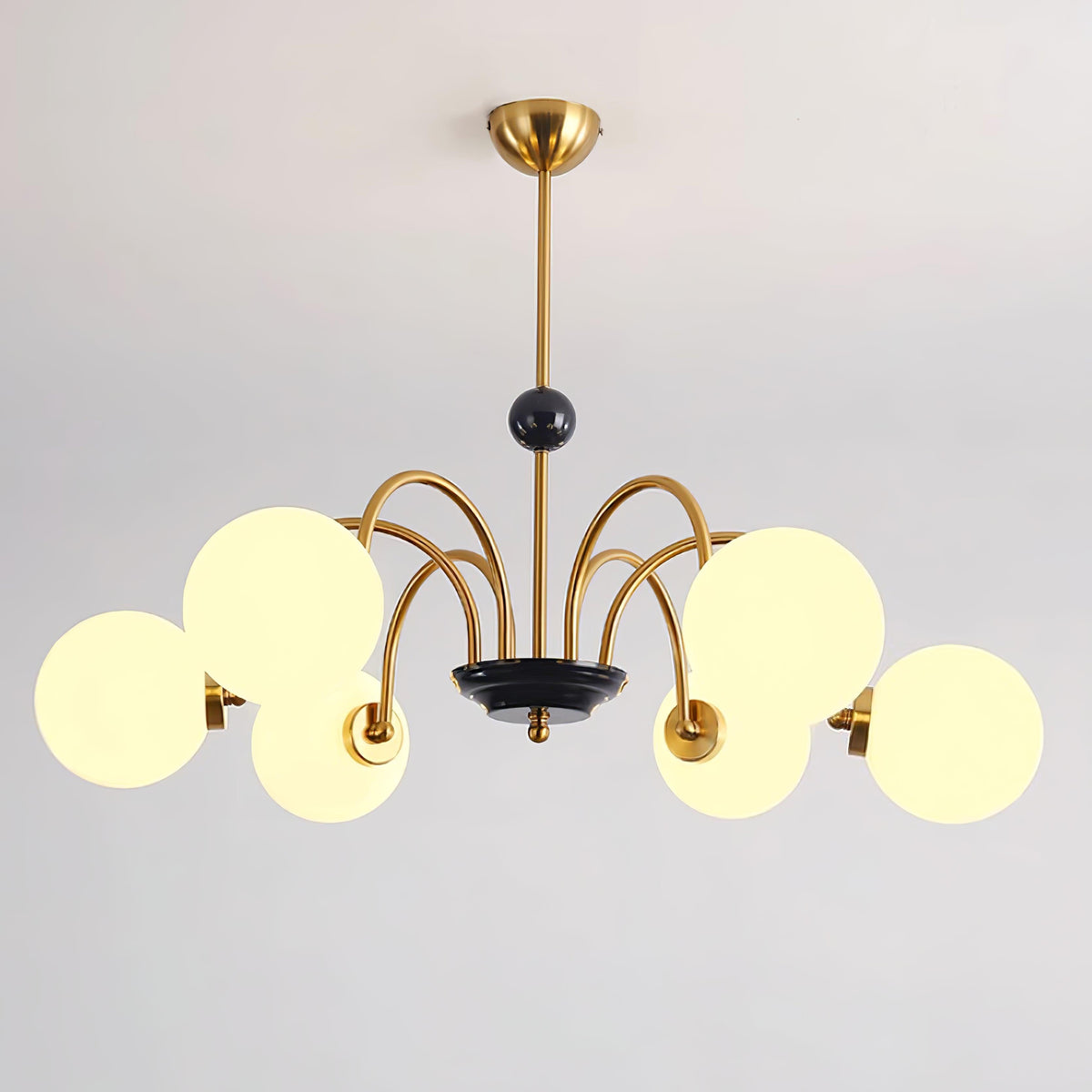 Moderne kroonluchter met gebogen armen en bolvormige kapjes, retro stijl voor eetkamer