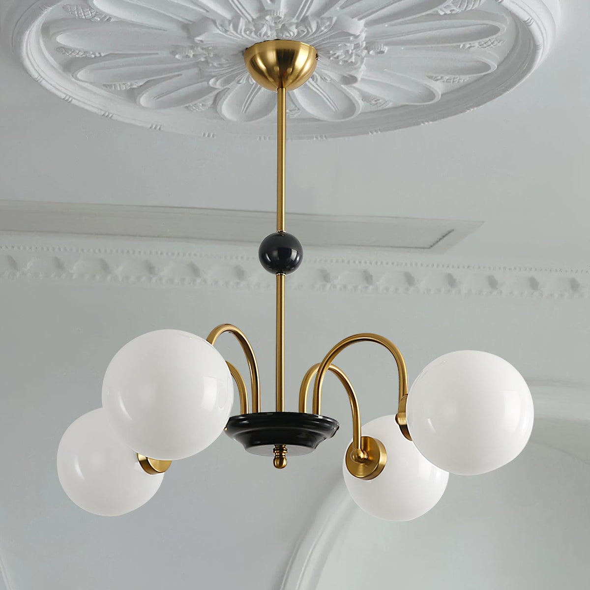 Moderne kroonluchter met gebogen armen en bolvormige kapjes, retro stijl voor eetkamer