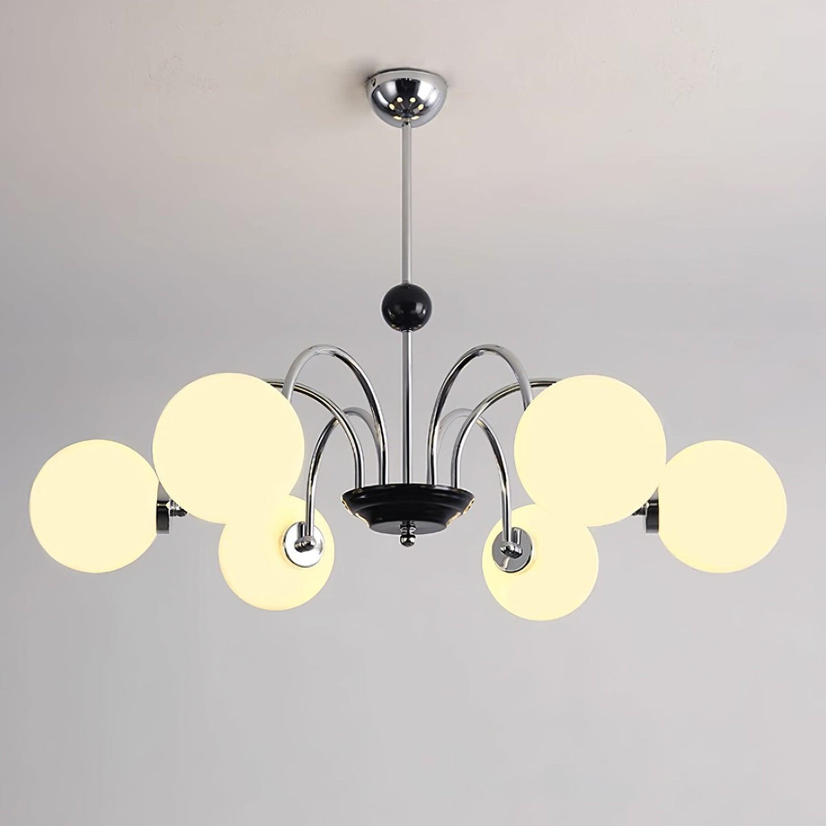 Moderne kroonluchter met gebogen armen en bolvormige kapjes, retro stijl voor eetkamer