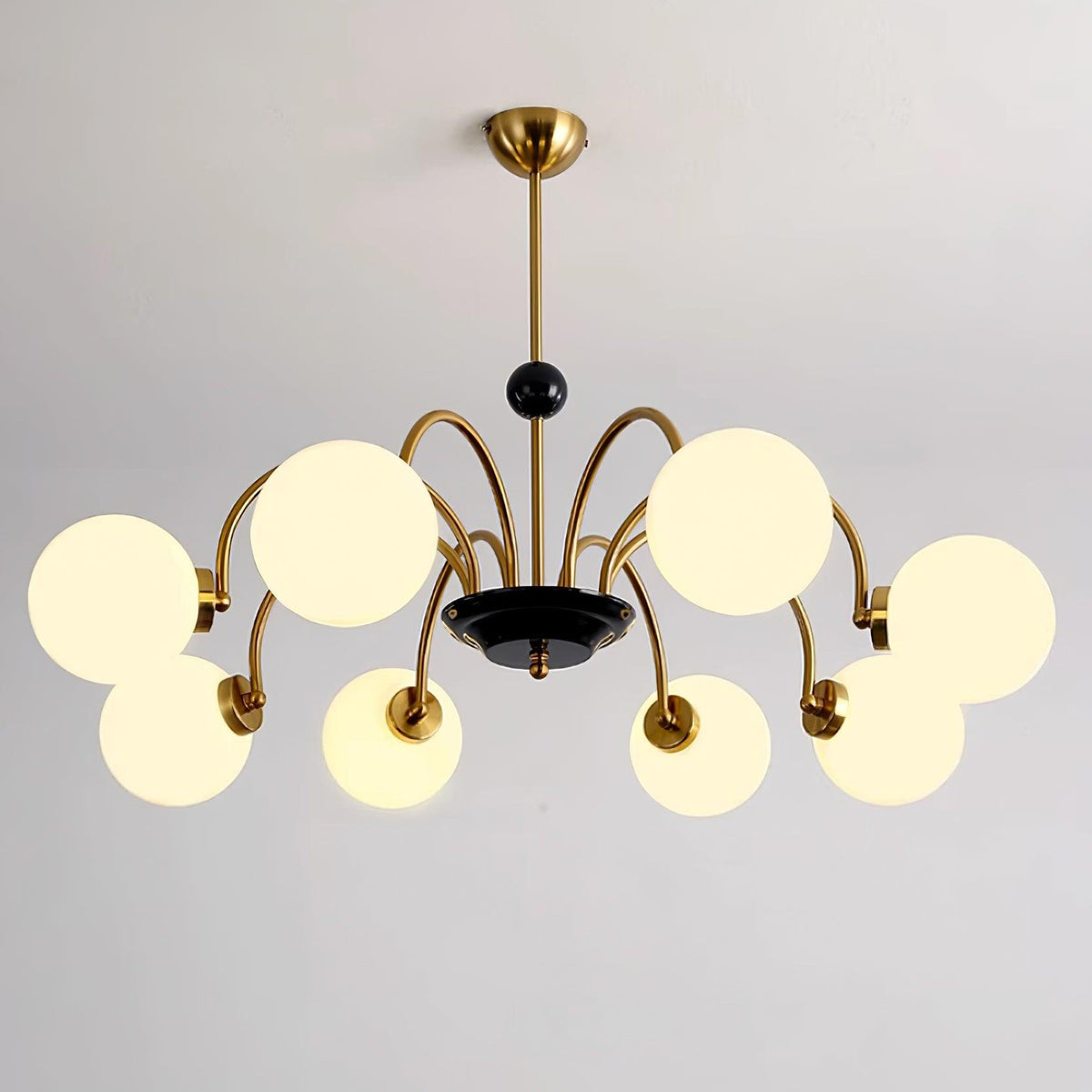 Moderne kroonluchter met gebogen armen en bolvormige kapjes, retro stijl voor eetkamer