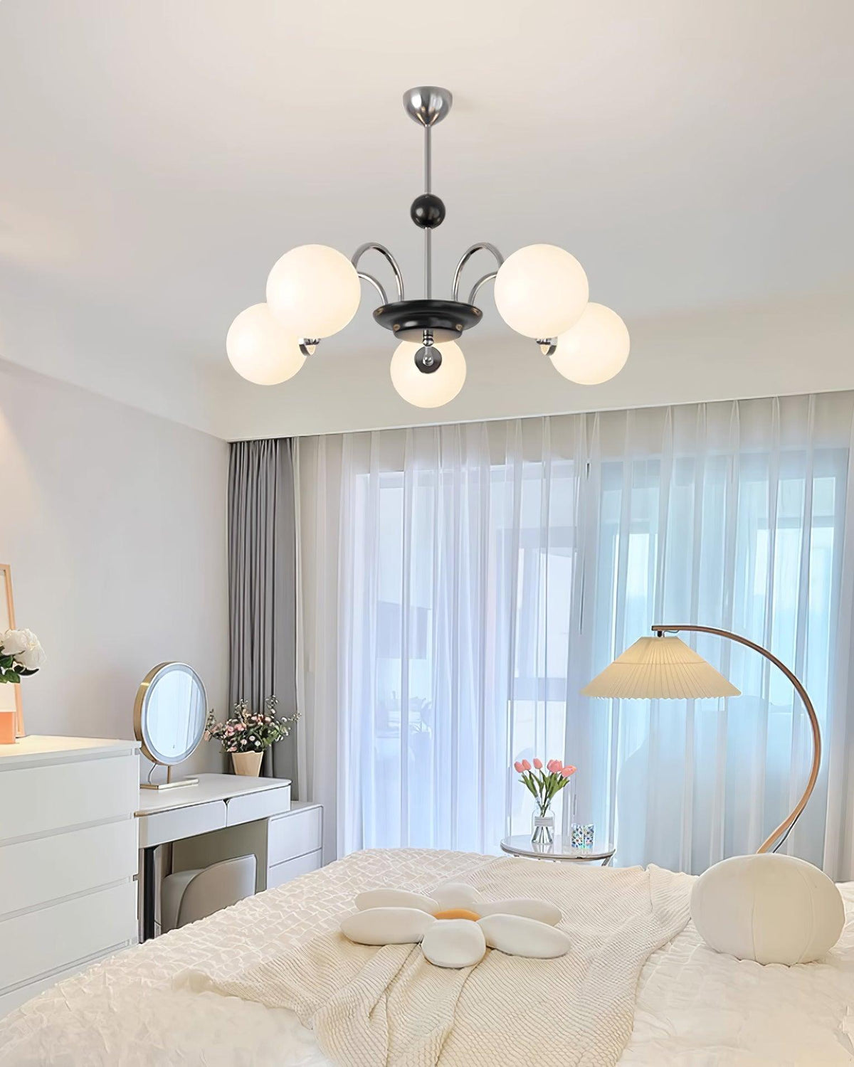 Moderne kroonluchter met gebogen armen en bolvormige kapjes, retro stijl voor eetkamer
