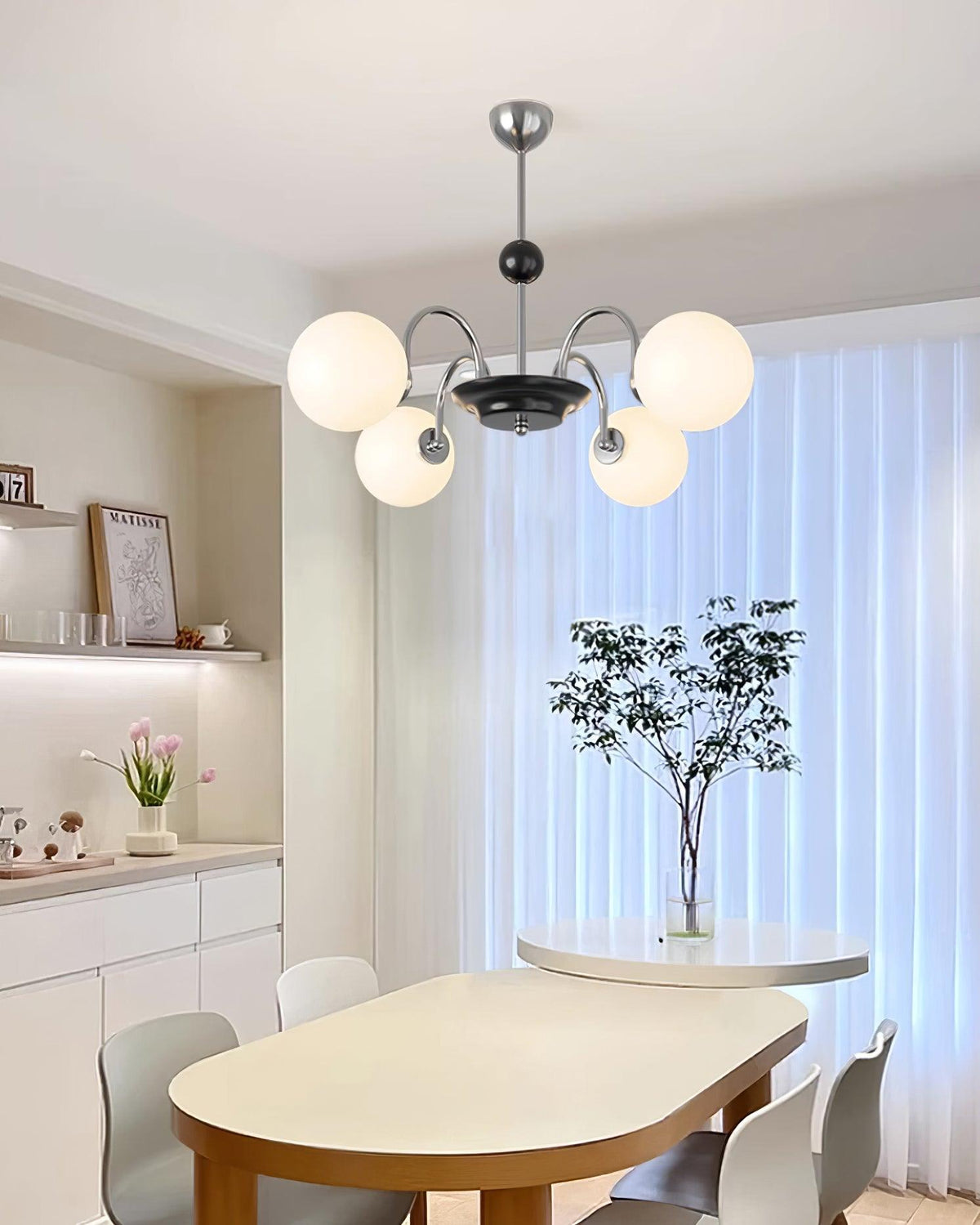 Moderne kroonluchter met gebogen armen en bolvormige kapjes, retro stijl voor eetkamer