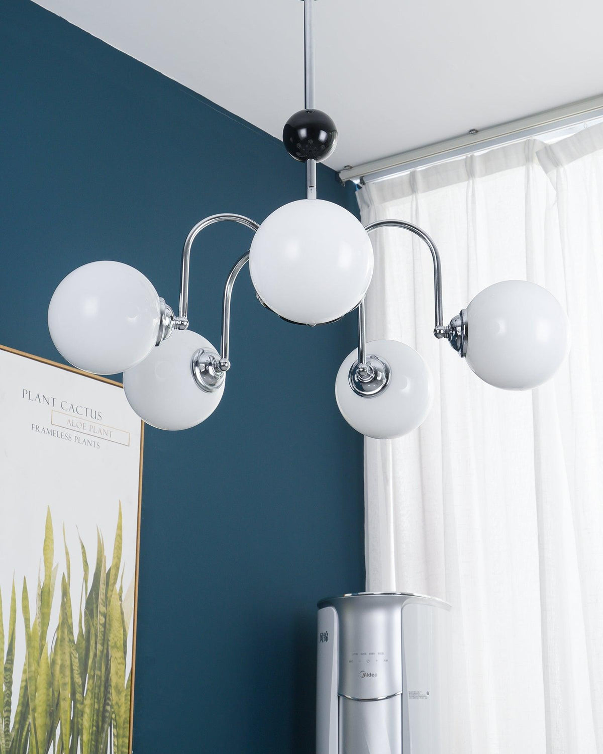 Moderne kroonluchter met gebogen armen en bolvormige kapjes, retro stijl voor eetkamer