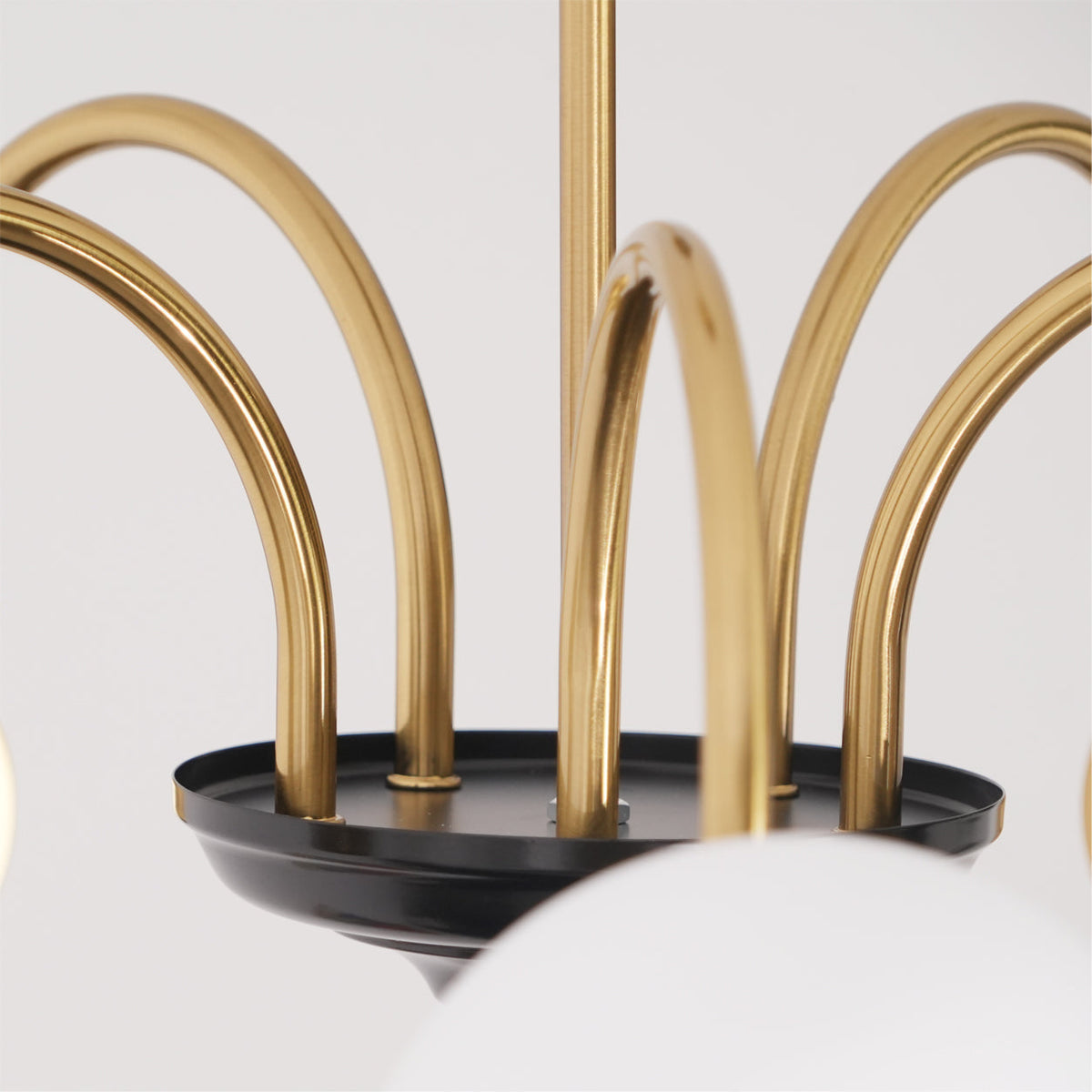 Moderne kroonluchter met gebogen armen en bolvormige kapjes, retro stijl voor eetkamer