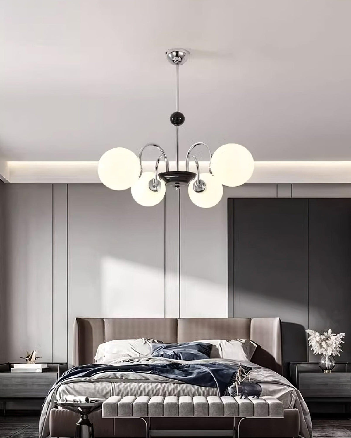 Moderne kroonluchter met gebogen armen en bolvormige kapjes, retro stijl voor eetkamer