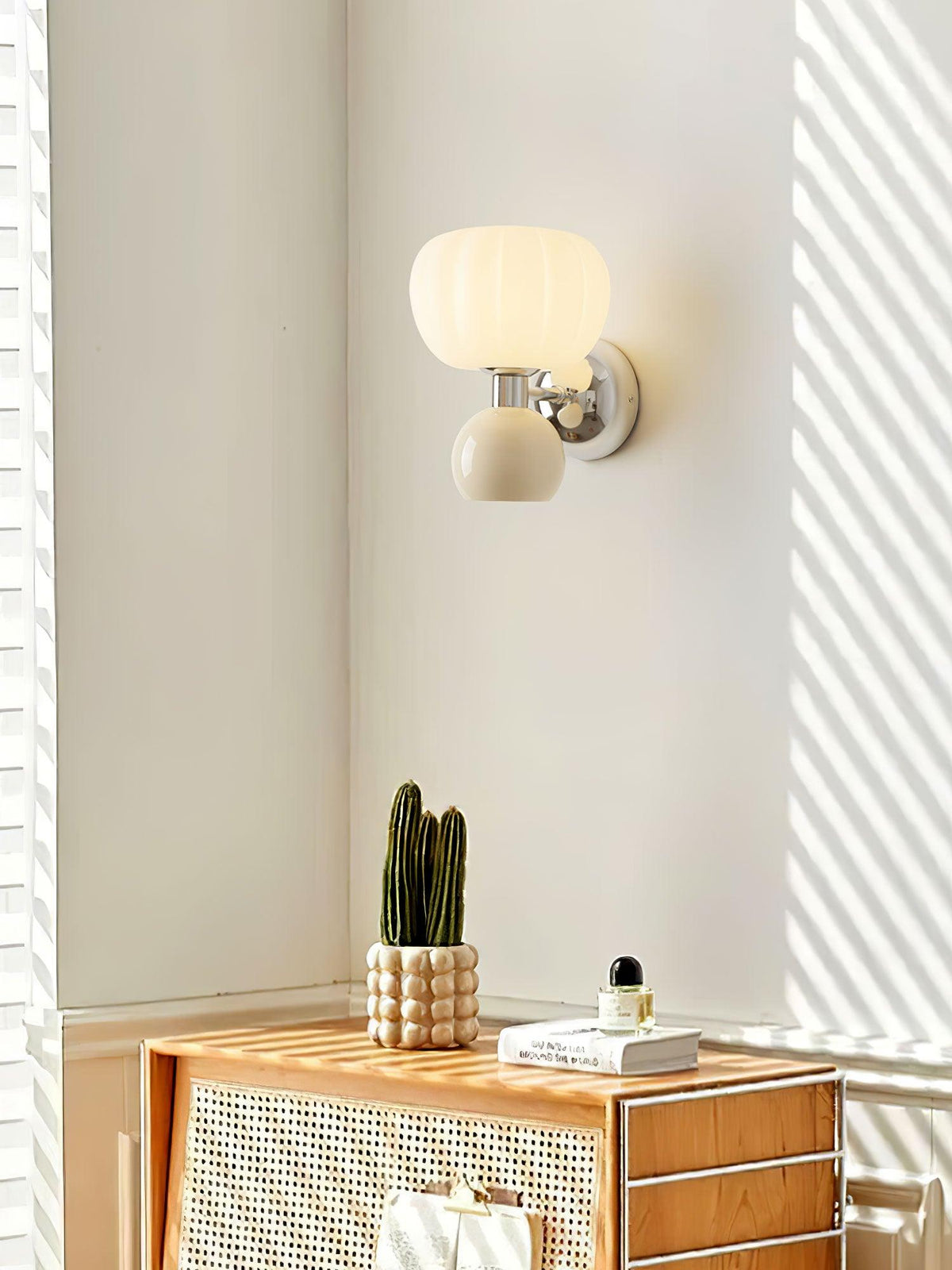 Jorvin Noordse kunstzinnige wandlamp van crèmekleurige kunststof