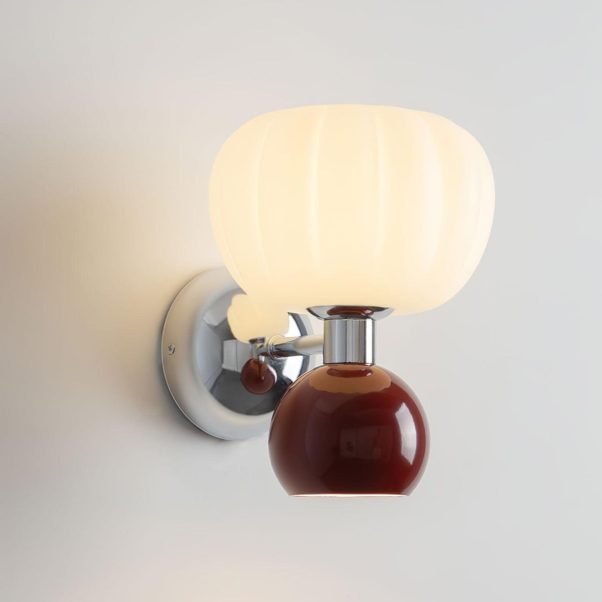 Jorvin Noordse kunstzinnige wandlamp van crèmekleurige kunststof