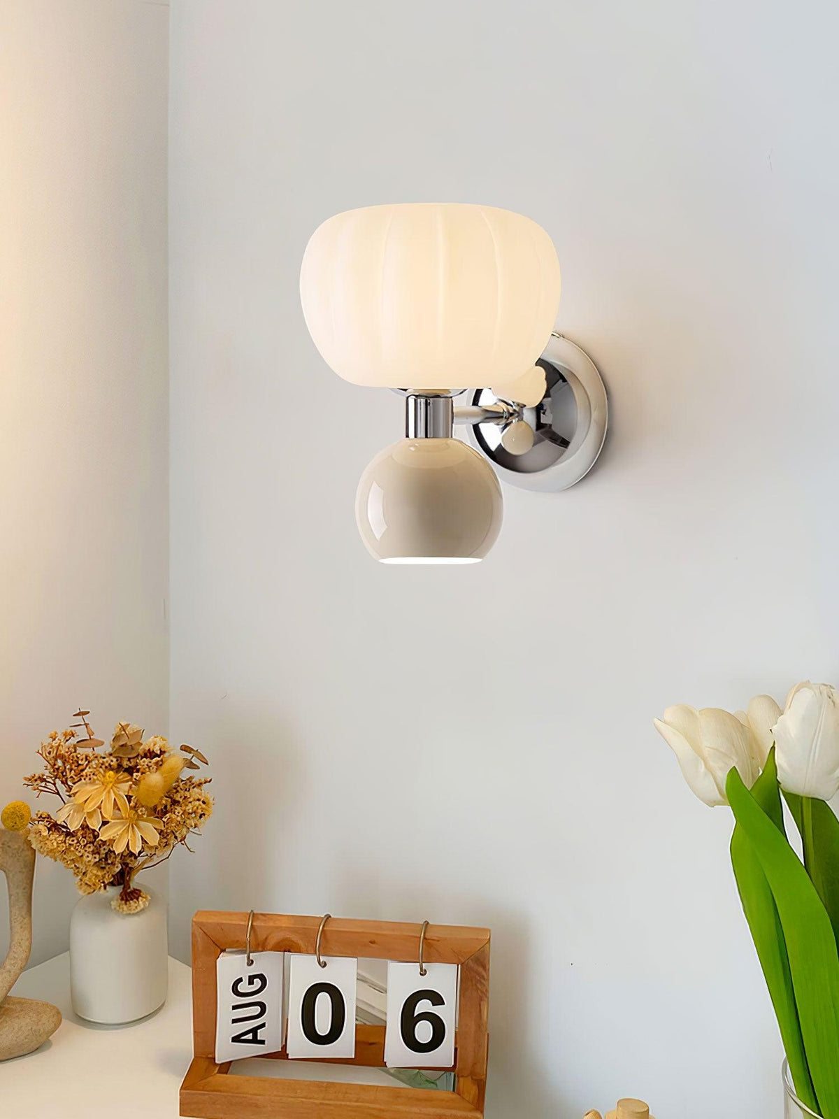 Jorvin Noordse kunstzinnige wandlamp van crèmekleurige kunststof