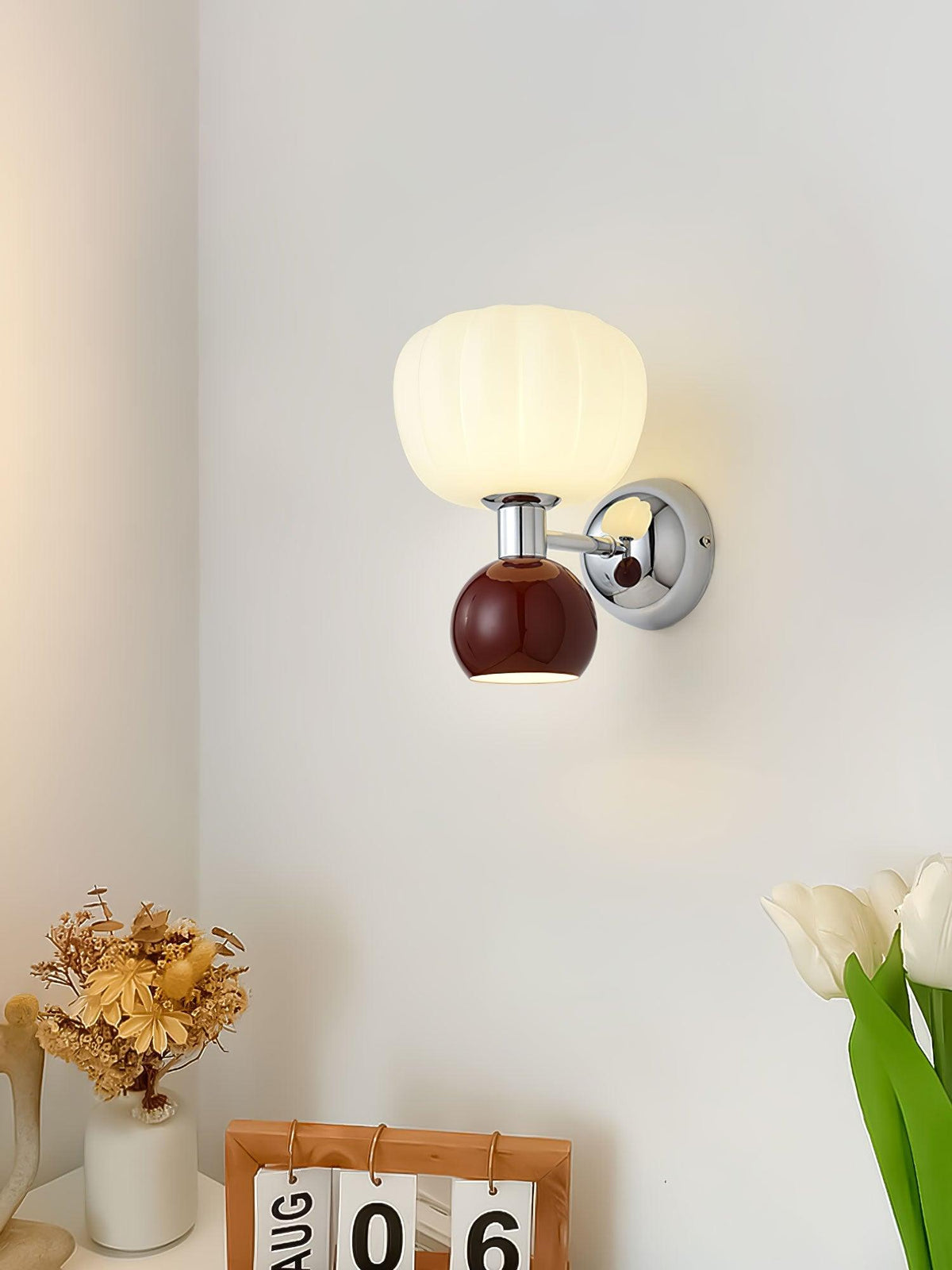 Jorvin Noordse kunstzinnige wandlamp van crèmekleurige kunststof