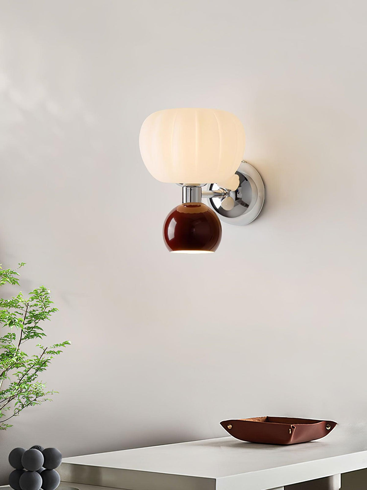 Jorvin Noordse kunstzinnige wandlamp van crèmekleurige kunststof