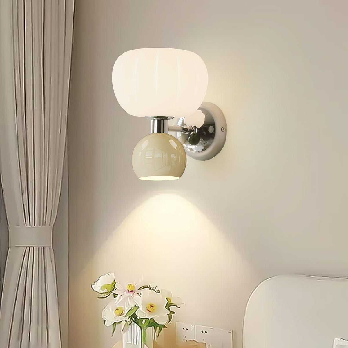 Jorvin Noordse kunstzinnige wandlamp van crèmekleurige kunststof
